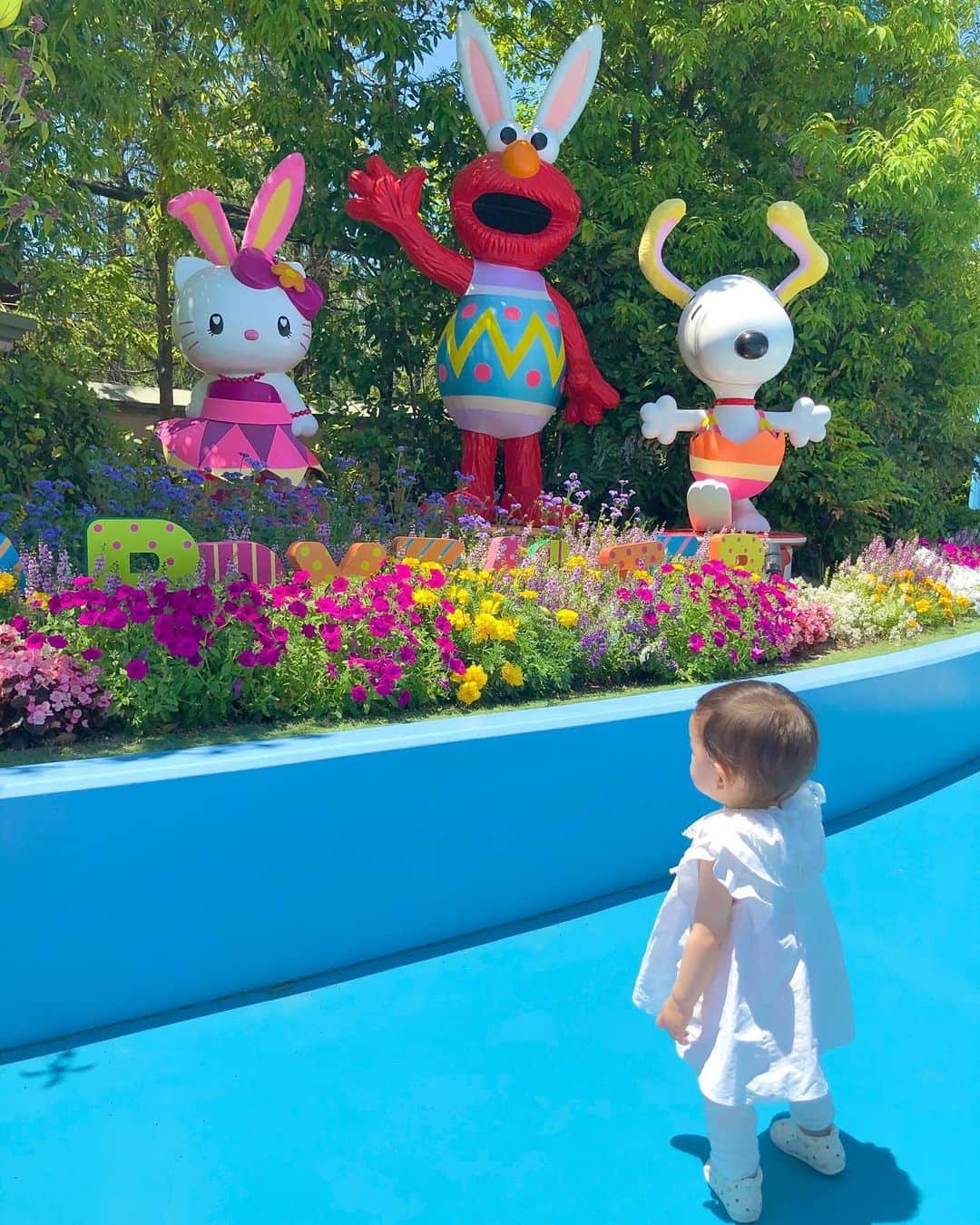 田中涼子のインスタグラム：「久しぶりに開園したユニバ☀️﻿ ﻿  昨日ソフトオープン初日だったんだけど、入り口ではキャストさんがずらーっと立っててキラキラ笑顔でおかえり〜🎶と手を振ってくださったけど、徹底してマスクとフェイスシールド、手には体温計だったから(子どもには何か怖い機械に見えたのかな？)﻿ 反り返ってギャン泣きでした　笑﻿ ﻿ ﻿ どのキャストさんもさらにサービス精神旺盛になってるって感じで本当にみんなが開園を楽しみにしてた!っていうのが伝わってきて楽しかったあ🥰﻿ ﻿ 消毒も徹底、人との間隔も色々工夫されててありがたいなぁ★﻿ ﻿ 入場者は人数制限してくれてるので﻿ なんと貸し切り状態のときもあったよ〜☀️﻿ まだEasterやってくれてた😍﻿ ﻿ ﻿ ﻿ #ソフトオープン#usj#universalstudiosjapan﻿ #ワンダーランド﻿」