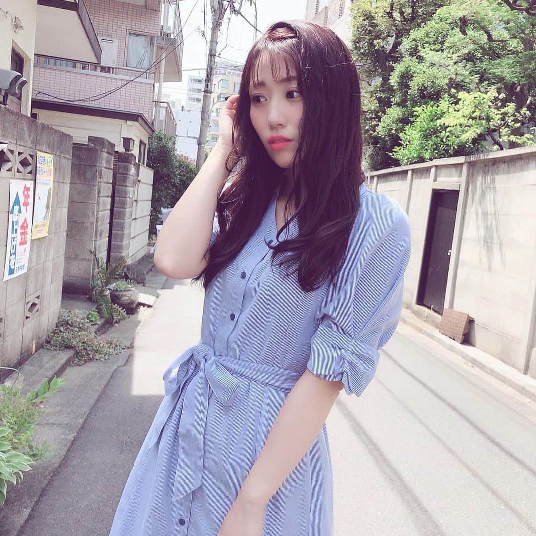 楠木まゆのインスタグラム：「鈴木愛理さん×MIIA コラボワンピース♡♡ ・ 2月頃コロナがうわぁってなる前に買っていたものだったんだけど、そこから外出しなくなっちゃって…下ろす機会を見失ってたものをやーーっと下ろしました🥰 ・ きゃわゆい水色ワンピース！ 担当カラーワンピースです💍 ・ 2枚目が全身！ ワンピースかわいい〜。。。 ・ #鈴木愛理 さん #miia #ミーア #コラボワンピース #💗 #☺ #コメントランダムに返す #やっと投稿するネタできた」