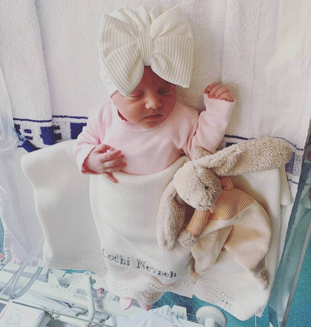 ジョー・ベネットのインスタグラム：「Finally a girl! 😁 Codhi Nevaeh born this morning 🌟❤ Amazing @cherie_stephanie」