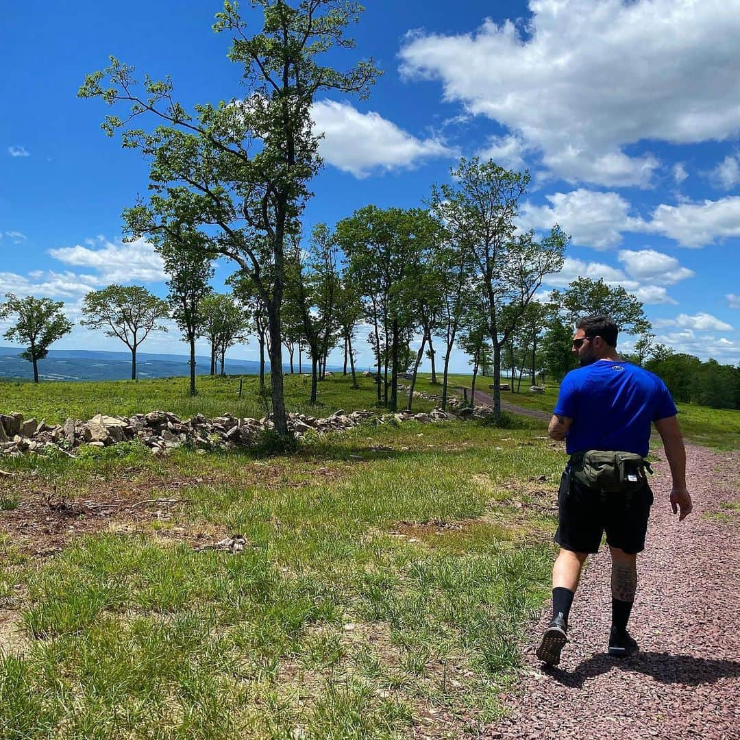 Carli Bybelさんのインスタグラム写真 - (Carli BybelInstagram)「👩‍❤️‍💋‍👨⛰☀️🌳🚣🏻‍♀️🚵🏻‍♂️ being surrounded by the mountains has a powerful effect on something deeper. it’s as if being amidst something greater than ourselves, changes our perspective and insight on life and the things that really matter💕sometimes the best medicine is to disconnect and unplug for a few days. connect with nature and do things that truly make you happy☮️🧘🏻‍♀️」6月9日 6時00分 - carlibel