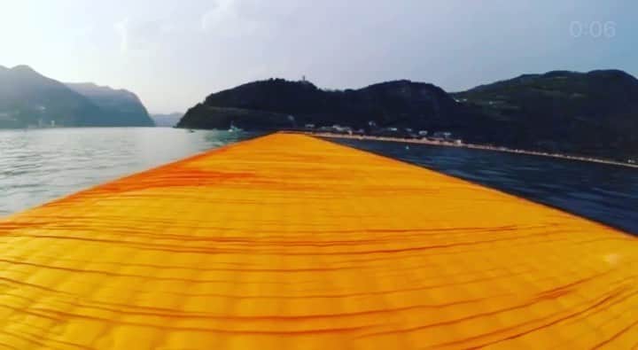 リリー・コールのインスタグラム：「Walking on watery memories with Christo. 🧡」