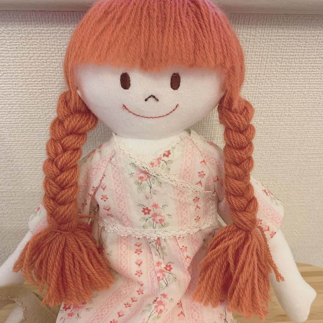 坂本りのさんのインスタグラム写真 - (坂本りのInstagram)「👧🏻💭﻿ ﻿ おはよう〜☀️ ﻿  おうちじかんになにかできることないかな﻿っておもって、お人形さんづくりをしてました〜🩰﻿ ﻿ 髪の毛から、お洋服まで手縫いでちくちくと毎日縫っていっていたのです🧵🤍﻿ ﻿ かわいくできたー！名前はニーナちゃん🧚🏼‍♀️🧚🏼‍♀️🧚🏼‍♀️﻿﻿ ﻿ #おうちじかん 🏚 #人形づくり #followｍe」6月9日 6時30分 - rinosakamoto_hkt