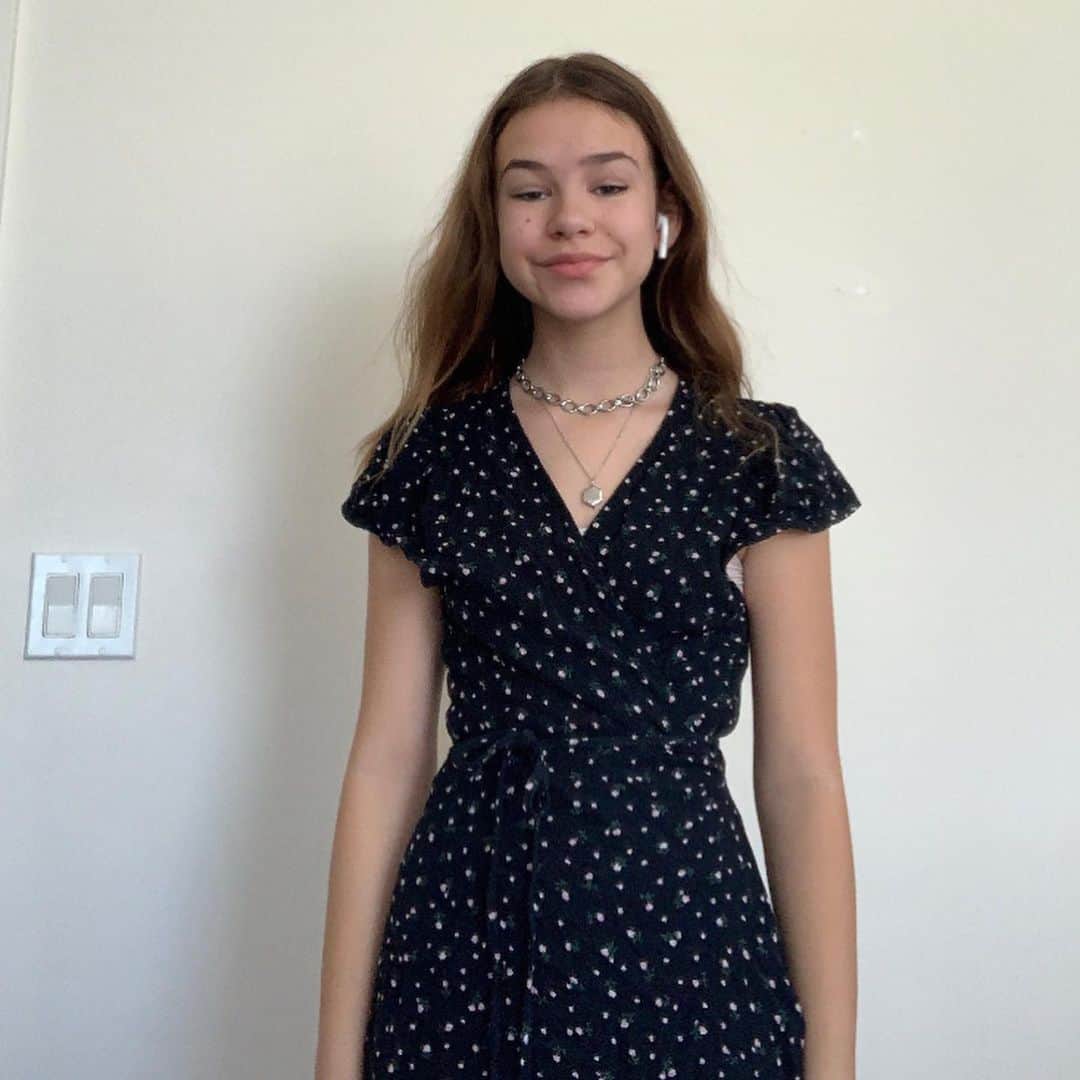 ケリー・オックスフォードのインスタグラム：「Bea just graduated elementary school this week!! As a parent with children who have been in the LAUSD school system for the last 9 years I have seen a complete lack of basic funding. While parents raise money for everything and corporate sponsorships are taken to cover the basics, they always have money for the police.  This weekend I wrote letters to the LAUSD demanding they redistribute the LASPD’s nearly 70M budget into leadership programs for Black students.  There is a template in my bio if you’d like to email. You can also get personal and email members individually. We need to start young, support children the very best we can. The police isn’t it.  #abolishlaspd #studentsdeserve」