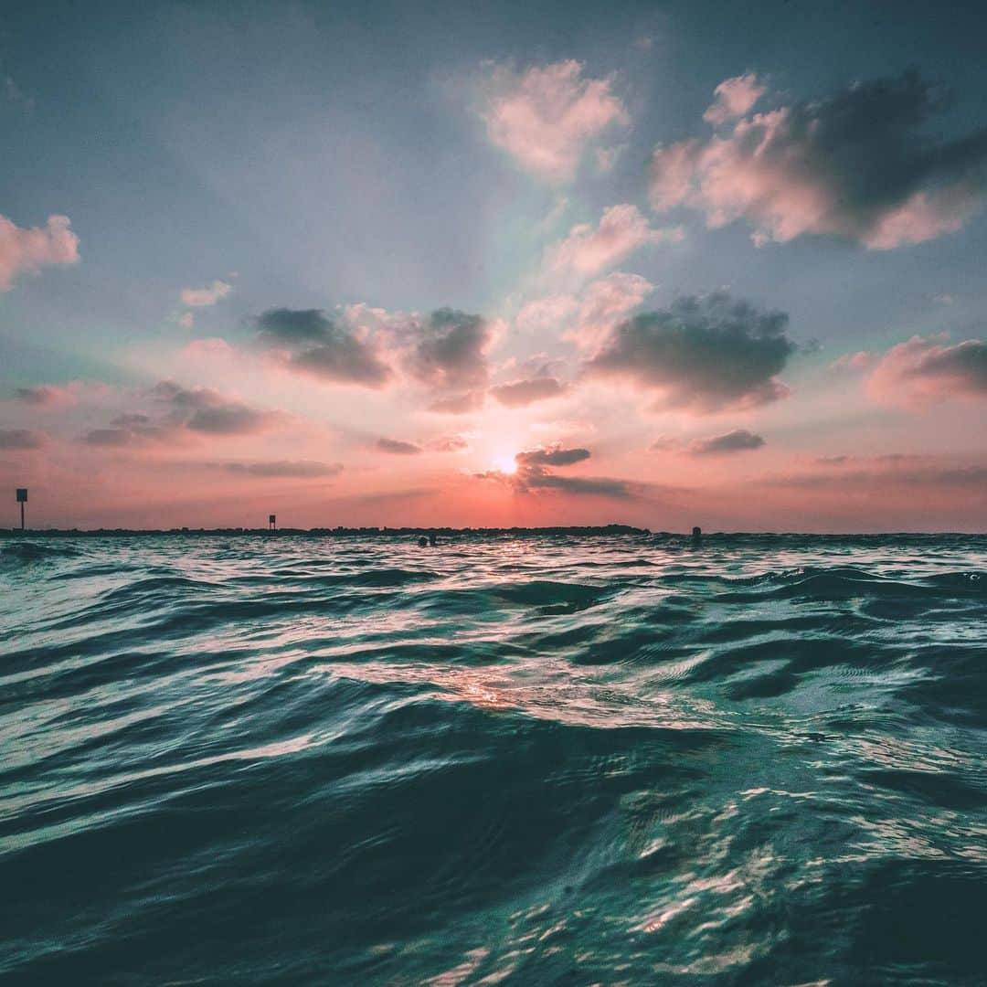 サヌークさんのインスタグラム写真 - (サヌークInstagram)「The ocean takes many shapes, colors, moods and dimensions. It’s the ocean’s diversity that makes it so fascinating. As with all of us. ⠀ ⠀ Today on World Ocean’s Day, we are keenly aware that the work to be done goes beyond what a beach cleanup can provide, though every bit helps. The ocean is our happy place and should be healthy, safe, and accessible to all. Respect for our oceans includes respect for one another. ⠀ ⠀ Head over to @surfrider and @browngirlsurf to support these organizations’ efforts to amplify ocean activism, magnify environmental stewardship and build a more inclusive and diverse surf culture. ⠀ ⠀ #UNWorldOceansDay @unworldoceansday」6月9日 6時38分 - sanuk