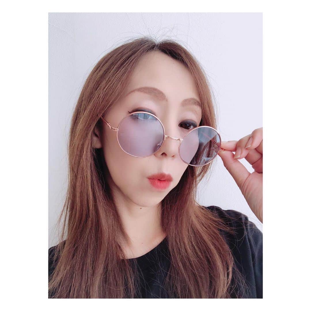 のインスタグラム：「・ 皆さま、おはようございま〜す♬ 本日はお遊びshot。。。❤︎ 事務所にあった「メガネで遊んでみたっ♬」 またまた「パリピめがね」で登場！！😁 今回は… 「ちょっと生意気ぶってみたっ」（笑） 小物で遊び始めると止まらな〜い。。。😁 カッコつけてるようで全然カッコよくない… 笑えちゃうshot… こんな大原もよろしくですっ♬ ・ #撮影#shooting#モデル#大原由美子#model#関西モデル#神戸モデル#模特#写真を撮るのが好きな人と繋がりたい #ootd#メガネ女子#ファインダー越しの私の世界#ファッションモデル#被写体#写真を撮るのが好きな人と繋がりたい#ポートレートモデル#お洒落さんと繋がりたい #ジャイグル#sunglasses#Japanesemodel#メガネ で撮影#👓#アパレルモデル#jaiguru#写真好きな人と繋がりたい#webモデル#カメラマンさんと繋がりたい#모델#coordinate#サロモ」