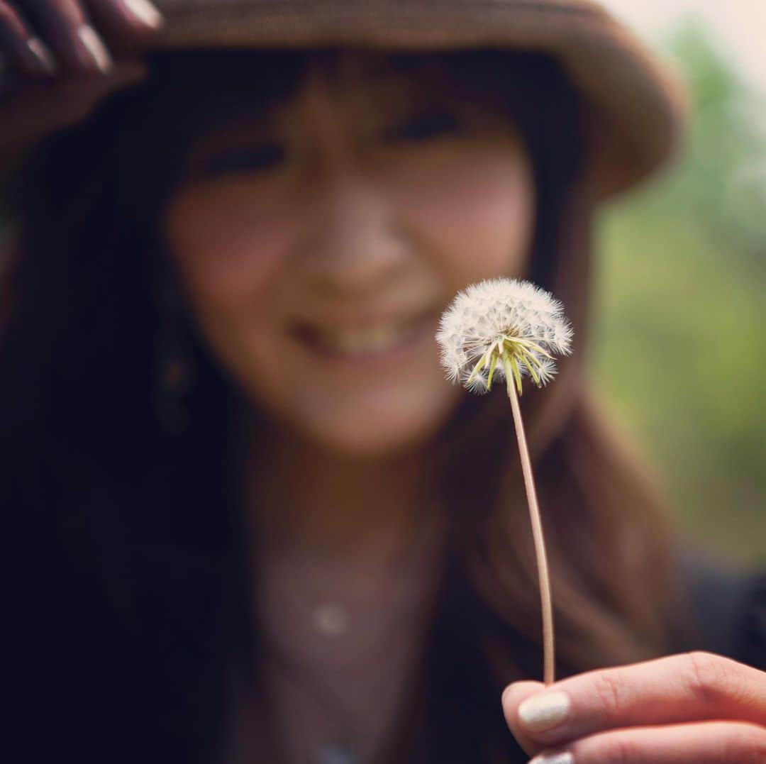 KOKIAのインスタグラム：「Fly to your heart. My music and my love.Concert in countryside. #tokyo #japan #japon #kokia #photography #歌手 #コキア #insta #art #beautiful #picoftheday #follow #女性 #ソングライター #photooftheday #woman #jmusic #ボーカリスト #singer #songwriter #jpop #vocalist #voice #声 #ライブ #live #綺麗 #日本 #dandelion」