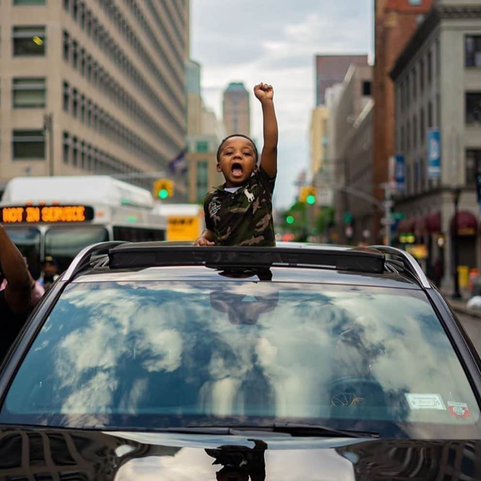 コモンさんのインスタグラム写真 - (コモンInstagram)「#BlackLivesMatter: The. Youth. Will. Lead. The. Way. 📸 by @flattopphotography RP @ImaginexJustice.」6月9日 7時23分 - common