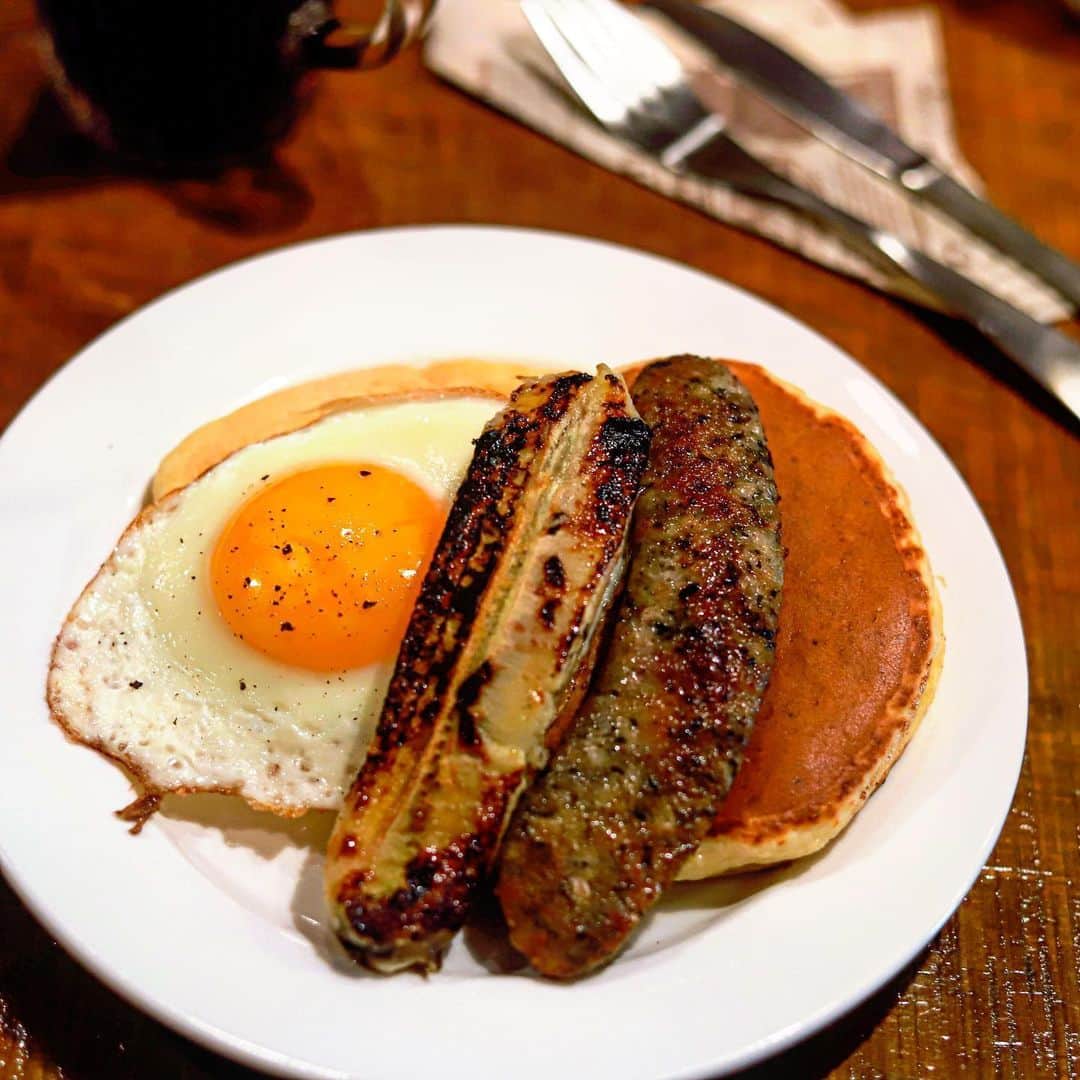 きょん。さんのインスタグラム写真 - (きょん。Instagram)「. .  MUMBO JUMBO MORNING SERVICE @mj_ms_kobe  開店は a.m.6:00。  アメリカンな パンケーキだったり ジパングな 和定食だったり。  一夜明けた バーで提供される 朝ごはん。  #MUMBOJUMBO #breakfast#pancakes」6月9日 7時37分 - kyon_tokiiro