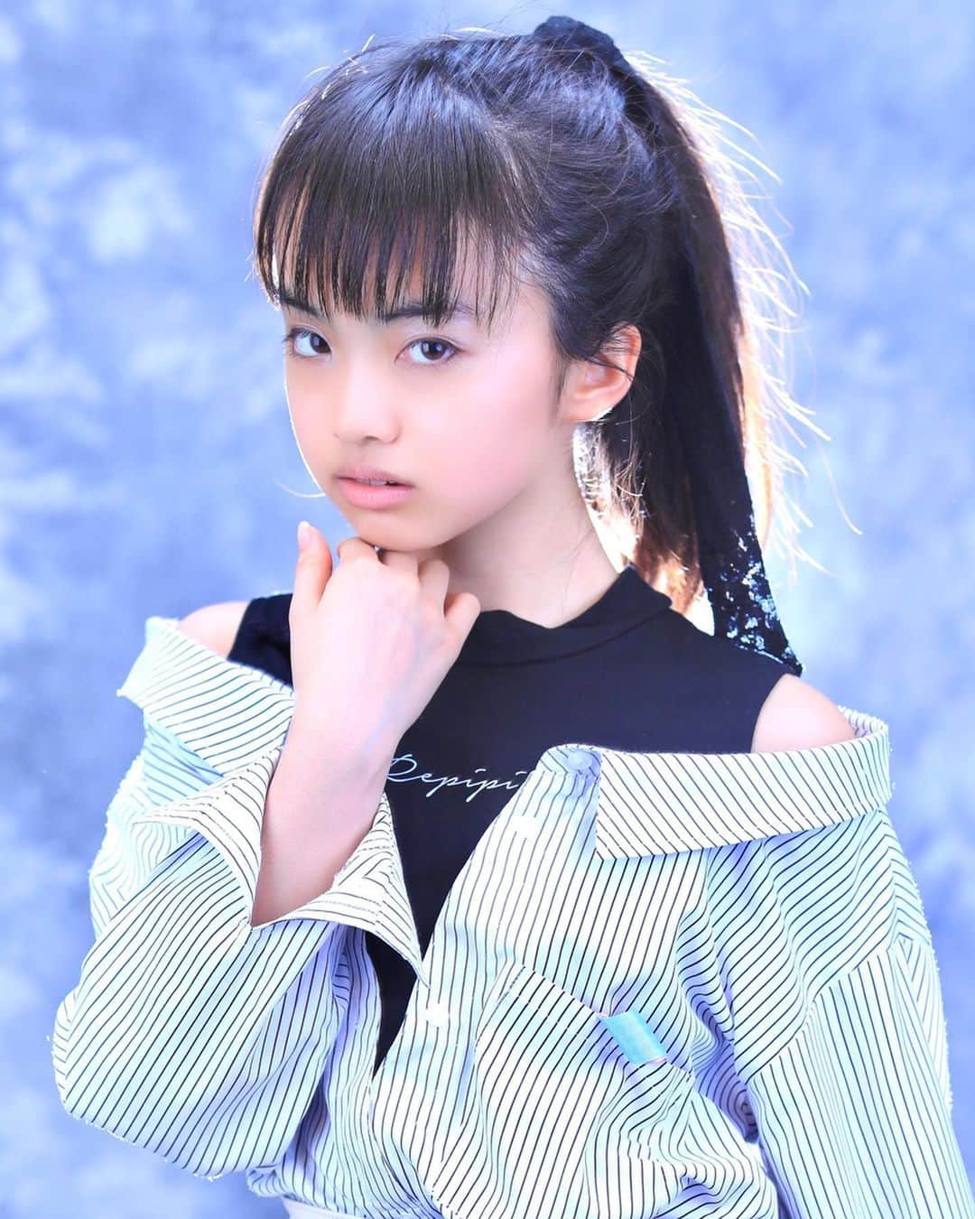 舘林佳史のインスタグラム：「キッズモデルあかりちゃん✨﻿ オーディション用宣材撮影依頼💖﻿ ﻿ 将来が楽しみです✨﻿ ﻿ あかりちゃんポートレートモデルも可能です❣️﻿ 撮影依頼はDM下さい☺️🌹﻿ ﻿ ﻿ ﻿ 誰でも物語の主人公になれる﻿ をキャッチコピーに‼︎﻿ ﻿ ドラマや映画の物語のワンシーンの様な📽﻿ ﻿ ✨DramaticStoryPhot✨﻿ ﻿ と言う名前で活動作品作りをしています☘️﻿ ﻿ 大好評のドラマティックフォトのご依頼はこのクオリティーで！﻿ ﻿ 30000円〜(ほぼ諸経費)✨﻿ ﻿ で受け賜わっています)^o^( ．﻿ 素敵な作品を一緒に作りたい！﻿ ﻿ コラボレーションしたい 美容師さん💕﻿ メイクアップアーティストさん 💕﻿ 服飾デザイナーさん💕﻿ クリエイターさんも随時募集中です✨﻿ ﻿ お姫様になりたい👸﻿ 物語の主人公になってみませんか^ ^⁉︎﻿ ﻿ たった一枚の写真で人生が変わる☘️﻿ ﻿ ﻿ 作品作り体験モデルに興味がある方 😊﻿ ﻿ ◎ドラマティックフォト依頼 ﻿ ◎撮影依頼﻿ ◎体験モデル募集﻿ ﻿ ①お名前﻿ ②地域﻿ ③年齢﻿ ④身長﻿ ⑤LINE ID﻿ ⑥応募理由やお問い合わせ内容﻿ ⑦最近の髪型スタイルの分かる写真をDMまたはメール下さい✨📩﻿ ．﻿ ．﻿ 記念撮影 ﻿ 成人式 ﻿ コンポジ﻿ スチール﻿ Book作り ﻿ モデル宣材撮影 ﻿ プロフィール撮影 ﻿ サロンモデル撮影 ﻿ ブライダルフォト﻿ ドレスロケーションフォト ﻿ 写真集﻿ ．﻿ 等撮影のご依頼何でもお気軽にお問い合わせDM下さい✨📩﻿ ．﻿ ༚┈❁┈༚༝༝༚┈❁┈༚༝༝༚┈❁┈༚༝༝༚┈❁┈ ༚༝༝༚┈❁┈﻿ ． 【掲載モデル個撮紹介】﻿ 掲載モデルを撮ってみたいと思った事はありませんか^ ^⁉️﻿ .﻿ 掲載モデルさんをご紹介出来るようになりました❣️﻿ .﻿ ✅ポートレート撮影をやってみたいけどモデルモデルが見つからない。﻿ ✅モデルと一対一でポートレート撮影したい。﻿ ✅撮影会だと撮りたい構図の写真が撮れない。﻿ ✅モデル2人でツイン撮影したい。﻿ ✅友達のカメラマンと一緒にモデルを撮りたい。﻿ ✅モデルとメイクさんを呼んで作品作りをしたい。﻿ ✅スタジオで個撮したい。﻿ ✅海や山で撮影したい。﻿ ✅水着撮影したい。﻿ ✅仕事帰りに撮影したい。﻿ ✅夜景やネオンで撮りたい。﻿ ✅フォトコンにチャレンジしたい。﻿ ✅美容院スタイリストの作品作りコンテストモデル探しや撮影をしたい。カメラマンも探している。﻿ ✅プロのフォトグラファーを 目指している。﻿ ✅プロのカメラマンと同行してもらって勉強したい。﻿ ✅自分の都合の良い日や時間に合わせて撮影がしたい。﻿ .﻿ ༚┈❁┈༚༝༝༚┈❁┈༚༝༝༚┈❁┈༚༝༝༚┈❁┈ ༚༝༝༚┈❁┈﻿ ． 【掲載モデルの個人撮影依頼】﻿ .﻿ お問い合わせは以下の内容を記入しDM 📩﻿ 又はLINE下さい ID510661(舘林佳史)﻿ .﻿ お取り次ぎ致します❣️﻿ .﻿ 件名《個撮モデルお問い合わせ》﻿ ⚫︎氏名:﻿ ⚫︎年齢:﻿ ⚫︎連絡先:﻿ ⚫︎メールアドレス:﻿ ⚫︎カメラ歴: 年﻿ ⚫︎希望モデル名:﻿ ⚫︎希望日:﻿ ⚫︎希望時間:﻿ ⚫︎希望集合場所:  駅や施設名﻿ ⚫︎希望撮影地: 湘南  鎌倉 横浜 ○○公園 等﻿ ⚫︎移動手段: 徒歩  車﻿ ⚫︎希望衣装: ドレス・ロングスカート・ミニスカート・ワンピース・普段着・カジュアル・ショーパン・お任せ・着物・その他﻿ ⚫︎衣装(モデルさんに持って来て欲しい・自分で用意したい)﻿ ﻿ ﻿ ༚┈❁┈༚༝༝༚┈❁┈༚༝༝༚┈❁┈༚༝༝༚┈❁┈ ༚༝༝༚┈❁┈﻿ ◆撮影料金﻿ ﻿ 基本撮影時間:3時間(休憩時間移動込み)﻿ 15000円﻿ ⚫︎延長:1時間ごとに5000円﻿ ﻿ ༚┈❁┈༚༝༝༚┈❁┈༚༝༝༚┈❁┈༚༝༝༚┈❁┈ ༚༝༝༚┈❁┈ . ．﻿ #モデルオーディション﻿ #Nicora﻿ #アイドル #ピュア #モデル募集﻿ #宣材撮影﻿ #撮影依頼﻿ #被写体モデル ﻿ #カメラが好き ﻿ #インスタ映え﻿ #ストロビスト﻿ #シューティング﻿ #撮影依頼募集中﻿ #ポートレート撮影﻿ #キッズモデル﻿ #キッズファッション﻿ #ポートレートモデル募集 ﻿ #ファインダー越しの私の世界﻿ #ロケーションフォトウェディング ﻿ #ドラマティックストーリーフォト﻿ ﻿」