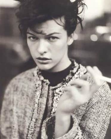 大森美希さんのインスタグラム写真 - (大森美希Instagram)「Today’s photo “Milla Jovovich” by Paolo Roversi, Vogue Italia,1997  #今日の一枚 #ミラジョヴォヴィッチ #パオロロベルシ #イタリアンヴォーグ #ヴォーグイタリア #ファッションフォト #モード #アート #クリエーター #写真 #今日のムード #モノクロ #芸術 #90年代ファッション #ポートレート #パリ生活 #todaysmood #todaysphoto #millajovovich #portrait #photographer #paoloroversi #vogueitalia #fashion #mode #art #fashionphotography #90sfashion #monochrome #parislife」6月9日 7時58分 - mikiomori_