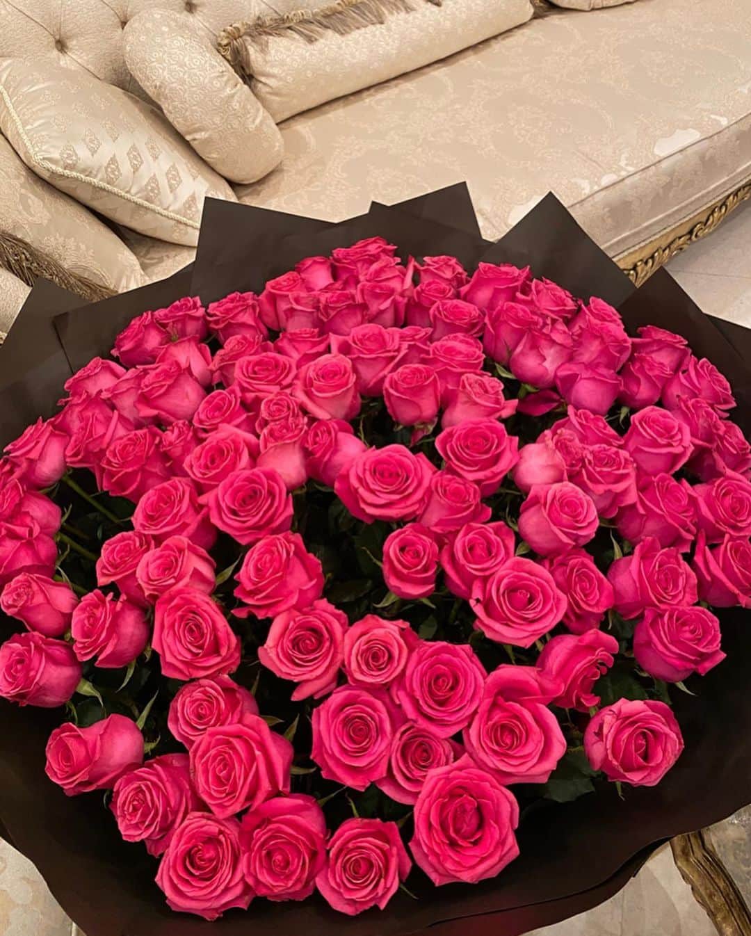 Rieさんのインスタグラム写真 - (RieInstagram)「きゃ💛😆💐 ・ めっちゃ大きな花束にビックリした‼️ ・ ありがとう🌹 ・ #結婚記念日 #薔薇 #100本 #100本の薔薇 #ピンクのバラ #ローズピンク #自宅 #幸せ #お祝い #ドバイ #ドバイ生活 #ドバイ旅行 #rose #100 #🌹#💐 #bouquet #myhome」6月9日 8時01分 - rie_dubai