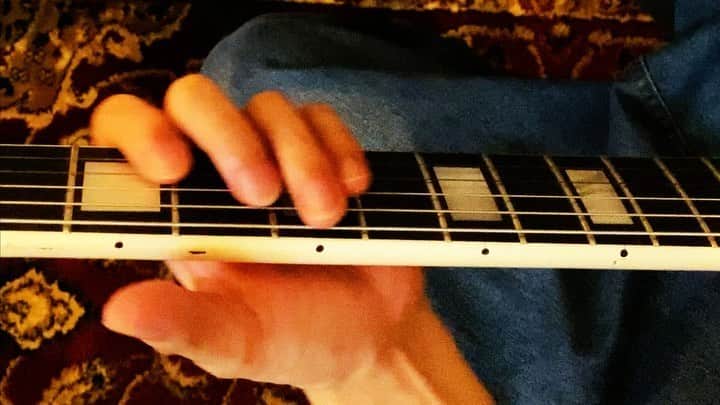 小野武正のインスタグラム：「おはようございます！﻿ ﻿ 今日はロックの日ということでわし作曲、トゥモローインスタライバー義勝さん作詞のロックナンバー、KEYTALK「コースター」よりカップリング曲スポットライトのギターソロお屆けしてます！﻿ 途中で出てくる変な音階は得意のわしだけ転調でキーの一音半上にいってますねえわしわし。﻿ この曲はとにかくライブやってても心の奧底からアツくなれる大好きな曲の一つです。そして、、﻿ 音源聴いてて思い出したのですが記憶違いでなければわしの声入ってような、、、、、、﻿ わしもいつかああやってそりゃないなあって呟いて〜♪﻿ 色々なライブを思い出すなー、特に横アリでのアンコールなどなど、、、🥺﻿ ﻿ さて明日の夜に開催されるらしい義勝さんのインスタライブに備えて寢ようっと﻿ ﻿ 「早寢遅起き」おわり﻿ ﻿ #keytalk﻿ #わしつなぎ﻿ #まだ見たことない世界にわし踏み入れた」