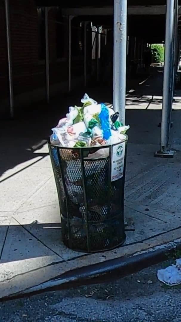 筒井心一のインスタグラム：「Filming six feet away from people what is going on in the days since March 19th 2020 when my quarantine began.  #NewYork #NYC #City #Film#Documentary #Street #StreetStyle #Quarantine #CoronaLockDown #FromSixFeet #SocialDistancing #TheWayYouWEREThatDay」
