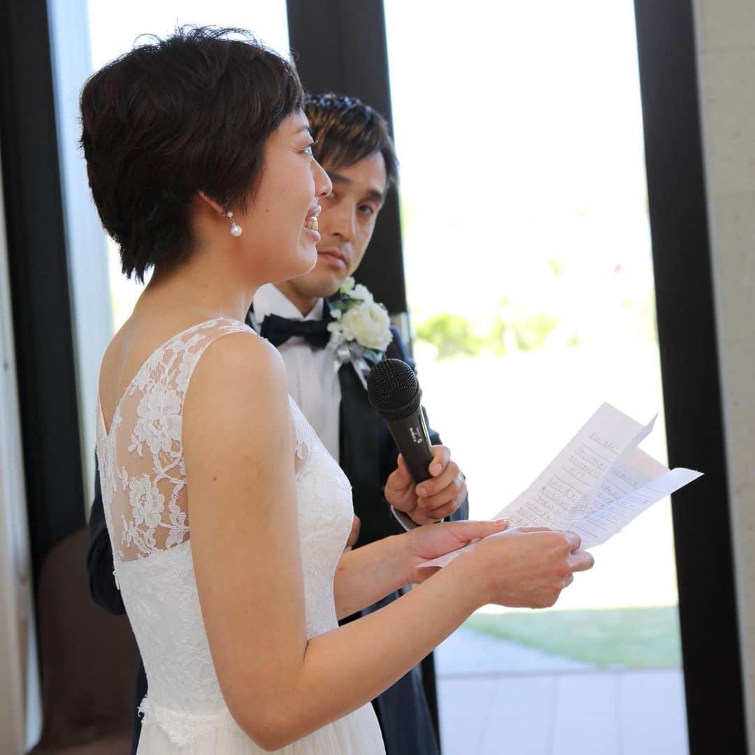 のインスタグラム：「【パーティーレポート】新婦からご両親へ、花嫁の手紙。日頃はなかなか言えない感謝の気持ちを伝えるシーンでは、花嫁の目に涙…。感動のワンシーンでした。﻿ ﻿ LOCATION : UMI no RUSTICWEDDING﻿ PARTY SPACE : LAGO BIANCO﻿ GUEST : 46﻿ SEASON : SPRING﻿ ﻿ M&Uの公式サイトでは、挙式・披露会陰会場のご紹介やパーティーレポート、最新の情報などをご確認いただけます。﻿ ﻿ プロフィール( @mandu_wedding )内にあるURLよりご確認ください。﻿ ﻿ *・。*・。*・。*・。*・。*・。*・。﻿ ﻿ 【苔の里・木場潟を巡る♪ 杜と湖のラスティックウエディング見学会】﻿ ﻿ 南加賀の大自然を舞台とする“杜と湖のラスティックウエディング”。﻿ その舞台となる苔の里・木場潟の見学ツアーです。﻿ 実際のロケーションを体感してお二人のイメージを膨らませてください！﻿ ﻿ ○開催日／土日祝の11:00〜15:00（完全予約制）﻿ ○お問い合わせ・お申し込み／プロフィール内のリンクより公式サイトにお進みください。﻿ ﻿ *・。*・。*・。*・。*・。*・。*・。﻿ ﻿ 【M&U WEDDING の結婚式】﻿ ﻿ 100年経っても変わらないこの景色。﻿ 訪れるたび、幸せの記憶がよみがえる。﻿ ﻿ 石川県小松市。ここにある自然環境を最大限に活かした、シンプルでナチュラルな結婚式、『ラスティックウエディング』﻿ ﻿ ラスティックとは、「素朴」や「温かみ」という意味があります。﻿ 自然に囲まれて、気持ちのよい日差しを浴びながら、飾り過ぎない素の美しい世界で、大切なゲストとかけがえのない時間を過ごす。まるで映画のワンシーンのようなウエディングです。﻿ ﻿ *・。*・。*・。*・。*・。*・。*﻿ ﻿ ﻿ ﻿ ﻿ ﻿ #花嫁の手紙﻿ #エムアンドユー花嫁 #パーティーレポート﻿ #杜と湖のラスティックウェディング #エムアンドユー #苔の里 #木場潟公園 #石川 #石川県 #小松市#小松 #金沢市 #金沢 #加賀 #加賀市 #野々市#野々市市 #白山 #白山市 #小松結婚式 #小松市結婚式 #小松結婚式場 #小松市結婚式場  #ラスティックウェディング #リゾートウェディング  #小松カフェ #金沢カフェ #ホテルビナリオKOMATSUセントレ #ラーゴビアンコ」