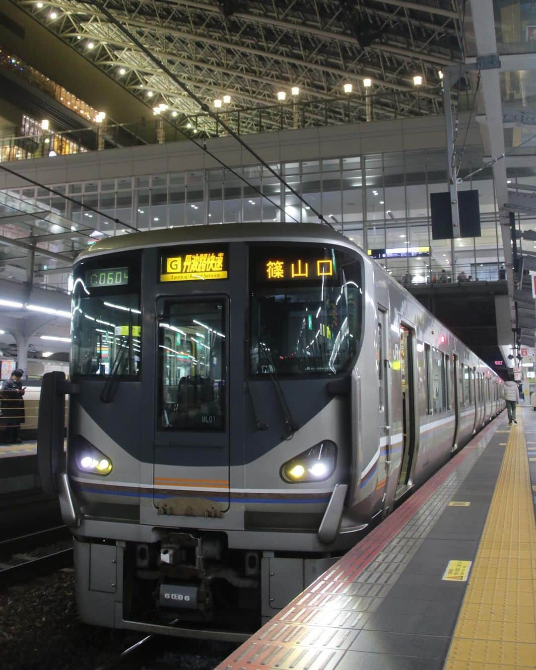 徳永ゆうきさんのインスタグラム写真 - (徳永ゆうきInstagram)「. . 大阪駅停車中の 225系、丹波路快速。 . -2020.02.02- . #鉄道写真 #撮り鉄 #鉄道好き #JR西日本 #宝塚線 #福知山線 #大阪駅 #225系6000番台 #丹波路快速 #篠山口行き #過去写真」6月9日 8時41分 - tokuchan_1113