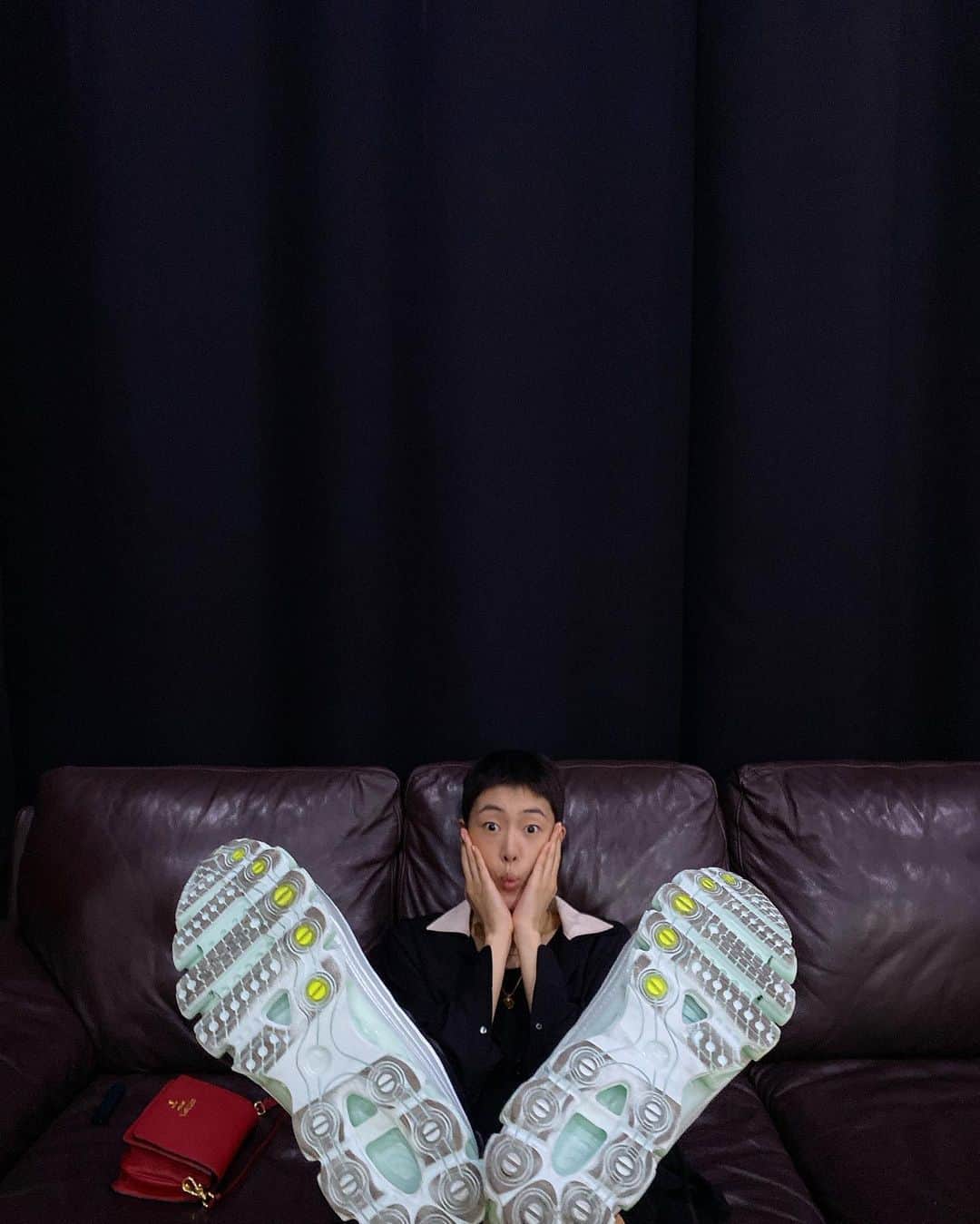 チョン・ソヒョンさんのインスタグラム写真 - (チョン・ソヒョンInstagram)「촬영갈땐 편한 옷에 아디다스 운동화 ❤️ #아디다스 #아디다스바운스 #마이크로바운스T1 #adidas #adidasbounce」6月9日 8時58分 - cochon_j