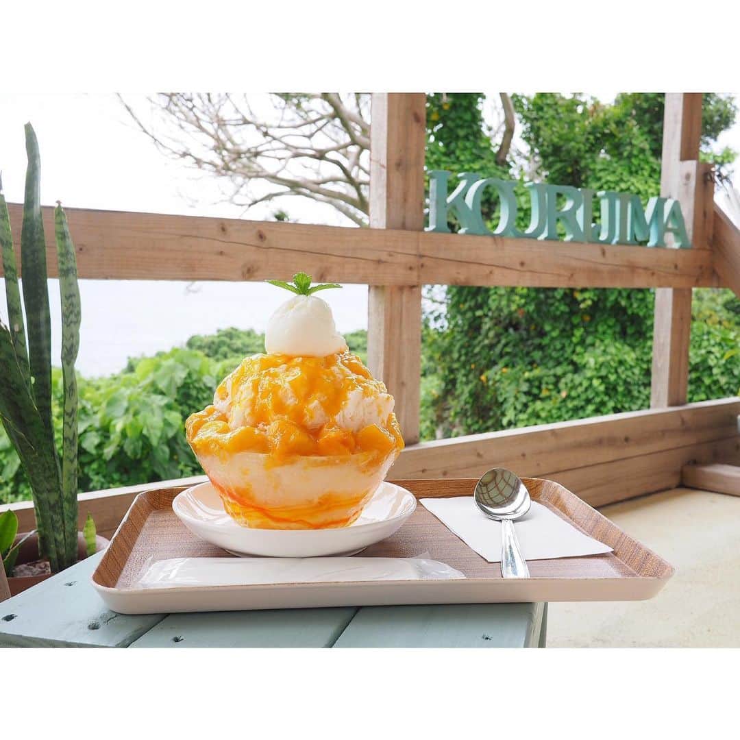 小川あゆ美さんのインスタグラム写真 - (小川あゆ美Instagram)「. 毎日あっついねー☀︎ 沖縄で食べたこのかき氷が恋しい… 美味しかったな〜 また食べたい、また行きたい🍧*｡꙳ . . . . . #沖縄旅行 #古宇利島 #沖縄カフェ #カフェ巡り #絶景カフェ #カフェスタグラム #ガジュマルロック #かき氷 #かき氷巡り #旅フォト #お写んぽ #タビジョ #広がり同盟 #東京女子部 #ファインダー越しの私の世界 #okinawa #tabijyo #shavedice #lovers_nippon #okinawacafe #retrip_cafe #instacafe  #오키나와 #카페스타그램 #카페추천 #오키나와여행 #여행스타그램 #빙수」6月9日 8時59分 - ayumi_ogawa