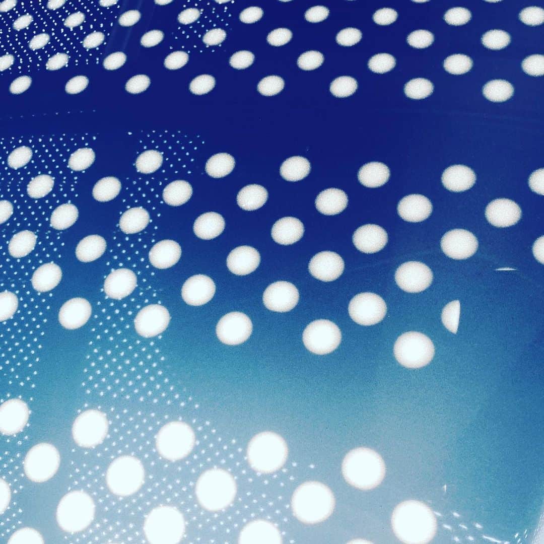 のインスタグラム：「#dots #light #shadow #sunnyday #walking #hope」