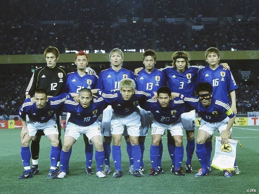 日本サッカー協会さんのインスタグラム写真 - (日本サッカー協会Instagram)「【#OnThisDay】2002.6.9🔙 ・ 2002FIFAワールドカップ 日本/韓国 第2戦 #日本代表 1-0 ロシア代表 📍横浜国際総合競技場 ⚽#稲本潤一 ・ 18年前の今日。 51分、左サイドの中田浩二選手からのアーリークロスを、エリア内で待ち受けていた柳沢敦選手がダイレクトで落とす。これに反応した稲本選手はコンパクトに右足を振り抜いて、先制点を奪う。 1点を守り抜いた日本は歴史的なワールドカップ初勝利を挙げるとともに、ノックアウトステージ進出に向けて大きな勝点3を手に入れた。 ・ GK #楢﨑正剛 FP #松田直樹 #宮本恒靖 #中田浩二 #明神智和 #戸田和幸 #小野伸二 →75' #服部年宏 #中田英寿 #稲本潤一 →85' #福西崇史 #鈴木隆行 →72' #中山雅史 #柳沢敦 ・ 監督 #トルシエ ・ #jfa #daihyo #SAMURAIBLUE」6月9日 9時15分 - japanfootballassociation