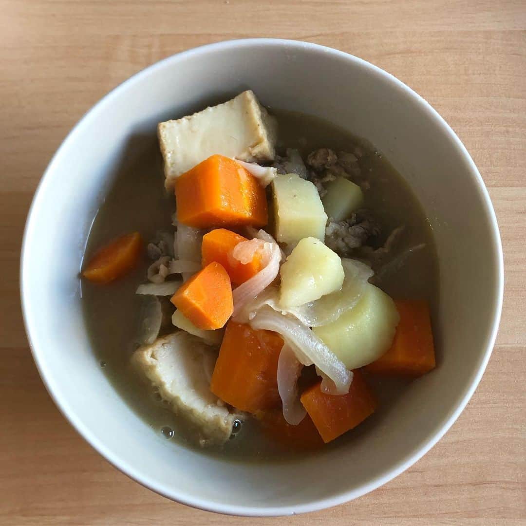 ヒューマン中村のインスタグラム：「変に早起きしたので、とん汁作りました。  途中まではカレーを作っていたんですが、ギリギリで、「ここに味噌入れたらとん汁になんじゃね？」と、自分の心の中のギャルが囁いてきて、急遽スーパーで味噌買いに行きました。  煮込まれていた野菜も、途中までカレーの覚悟をしていたのに、突如の味噌投入にめちゃくちゃビビったと思います。 軽いドッキリ。 「台本にはここで、こくまろの辛口が登場ってなってたんですけど！！」 的な。 ウッチャンが出てくると思ったらナンチャンが出てきたくらいの衝撃。  味は、カレーよりは全然良い感じでした。 真冬の炊き出しなら出せるかな。  味噌の分量とか、豚肉じゃなくて牛肉だったことなど、次回への改善もありつつですが。  これからとん汁も作っていこうと思います。 味噌とか普段使ったことないから、テンパって一番大きいサイズ買ってしまったし。 とん汁ばっか食べよ。  #ヒューマン中村 #自炊 #とん汁 #正確には牛汁 #ナンチャン #南原清隆って名前、武将みたいですよね #お笑い界という戦国の世で大国を率いていることは確か #俺はというと足軽も足軽 #鎧も刀もない #私服の足軽 #主な攻撃は泥を投げる #下積み長ない？ #年貢高ない？」
