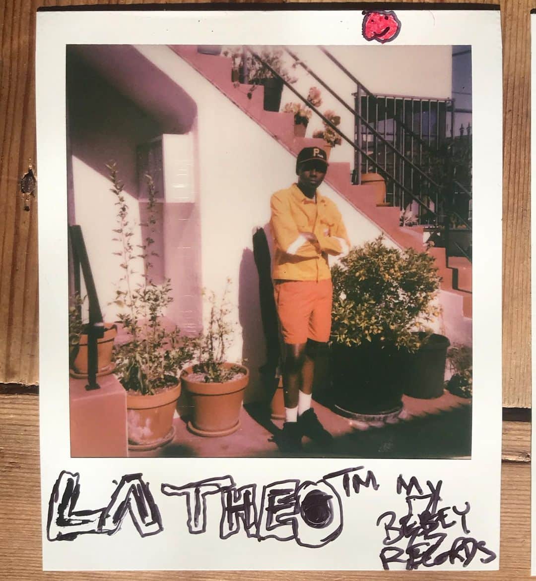 セオフィラス・ロンドンのインスタグラム：「Artist @ Home | foto by Bobby Weirdo 🦈🦖」