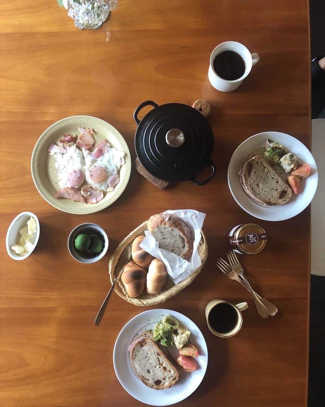 のインスタグラム：「朝は、通り抜ける風がさわやかで気持ちいいー。  近くのスーパーで朝採りレタスを買ったので、外葉を鍋にぎゅうぎゅうに入れて蒸し煮して。すだちの皮をすりおろし、たっぷり絞って、粗塩ぱらっと。フルーティーでフレッシュなハーブや柑橘の香りの優しいオリーブオイルを選んで🌿 今日は少しノートに整理しようー！忘れっぽいのが、さらにひどくなってるっ。 #coboおうちごはん」