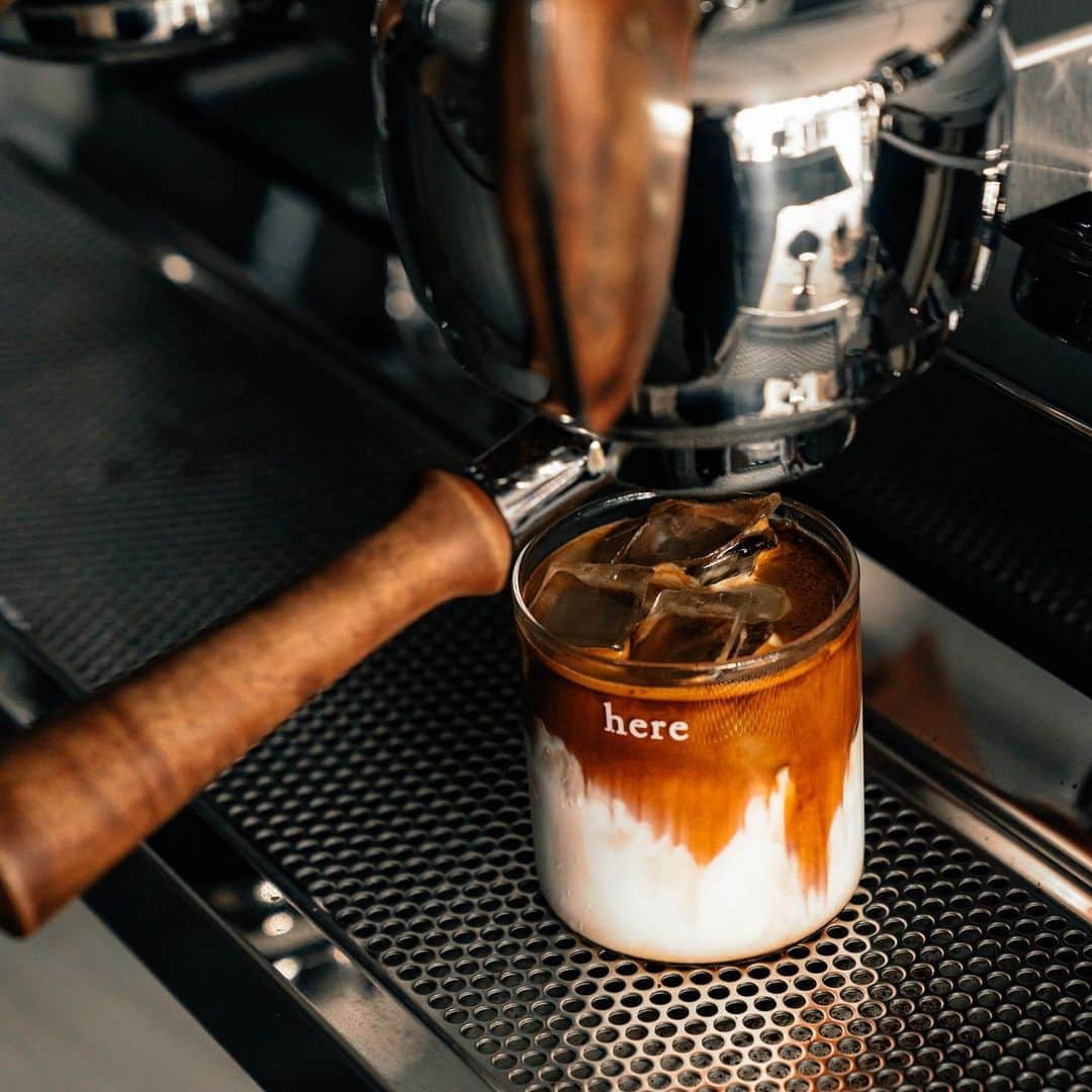 山口淳一さんのインスタグラム写真 - (山口淳一Instagram)「Coffee in the morning. — #japan #kyoto #here #coffee #herekyoto #canele #latte #latteart #art #cafe #slayer #espresso #roasting #glass #日本 #京都 #コーヒー #カヌレ #ココカヌレ #ラテ #ラテアート #アート #スレイヤー #エスプレッソ #焙煎 #バリスタ #グラス #おうちでココカヌレ #お取り寄せ #お取り寄せスイーツ」6月9日 9時30分 - junichi_yamaguchi