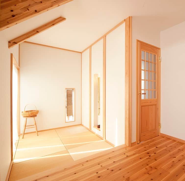 木の家ミヤシタさんのインスタグラム写真 - (木の家ミヤシタInstagram)「ミヤシタは神戸市北区の木の家工務店🌿  小下がり(こさがり)になった陽当たりのいい和の空間。畳に座って段差部分を背もたれにしたり、床座に疲れたらちょっと腰掛けたり。家具なしでも利便性を確保♫  もっと見たい方へ プロフィールはこちらです🌿  @miyashita_wood  宮下は兵庫県神戸市北区の一級建築士事務所の工務店です。 木造住宅による注文住宅の新築と建て替え、リフォーム、リノベーションをしています。  自社の製材所で兵庫県産木材の木を製材して大工の手仕事で木の家を建てています。 住宅性能 にもこだわり、セルロースファイバー断熱材を高気密高断熱のデコスドライ工法 を使い、床や内装に無垢材の杉・桧を取り入れています。  Instagramの方は プロフィールページのURLをタップ  #ミヤシタの家 #神戸市北区 #工務店 #一級建築士事務所 #木造住宅 #注文住宅 #新築 #建て替え #リフォーム #製材所 #兵庫県産木材 #木の家 #セルロースファイバー断熱材 #デコスドライ工法 #無垢材の床 #木のあるくらし #工務店選び #工務店がつくる家 #ミヤシタの家 #木が好きな人と繋がりたい #lovehyogo」6月9日 9時34分 - miyashita_wood