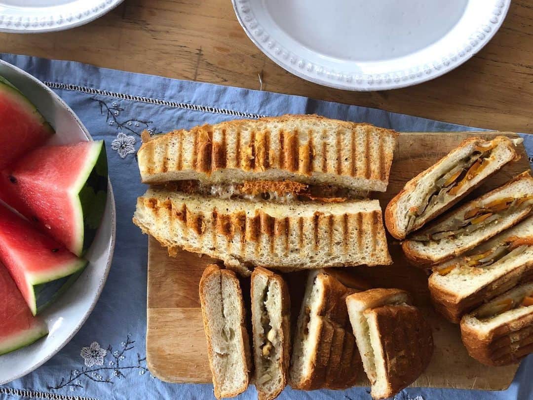 のインスタグラム：「時間がない朝。 あるもの挟んでホットサンド3種とスイカで朝ごはん。 🍉ゴルゴンゾーラ&クルミとアーモンド&はちみつ ・ ・ 🍉ごぼうと人参のきんぴら&マヨネーズ ・ ・ 🍉ゴーダチーズ&黒胡椒  #tottogohan  #パニーニ#hotsandwich」