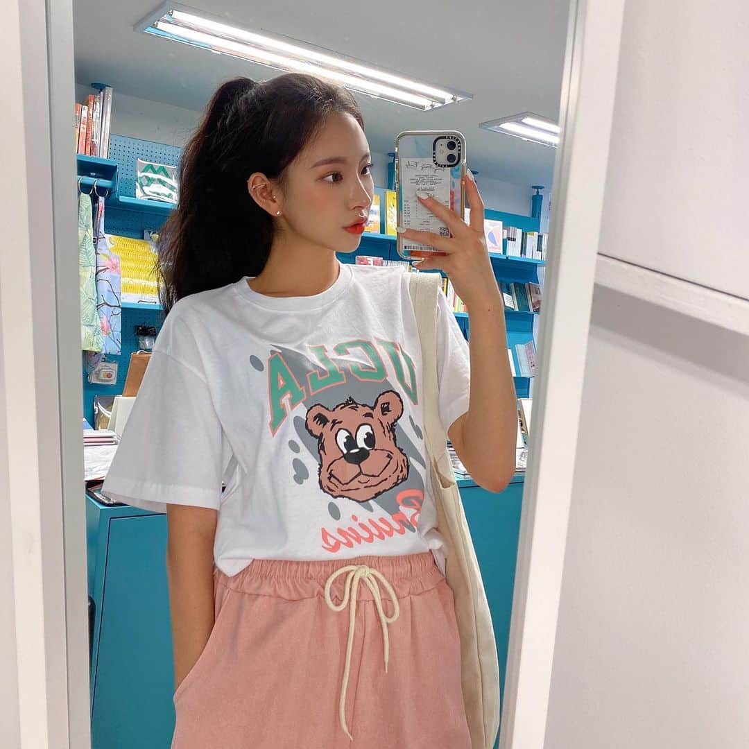 Chuuのインスタグラム：「이 러블리한 티셔츠 곧 한컷구매로 만나보실 수 있어요💞」