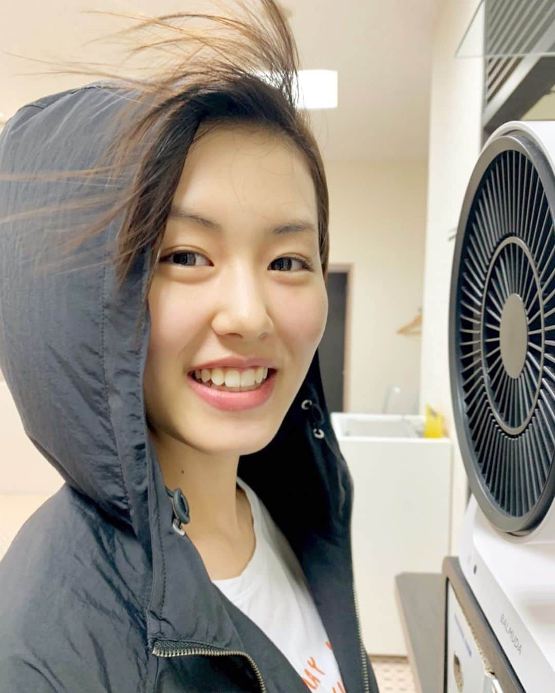 竹内愛紗のインスタグラム：「. お久しぶり投稿は、風になびかれし竹内愛紗です！☺️ 今日も暑いので体調には気をつけましょうね💪🏻💖 . . #お久しぶり投稿#さよなら#私の#前髪#👋#☀️」