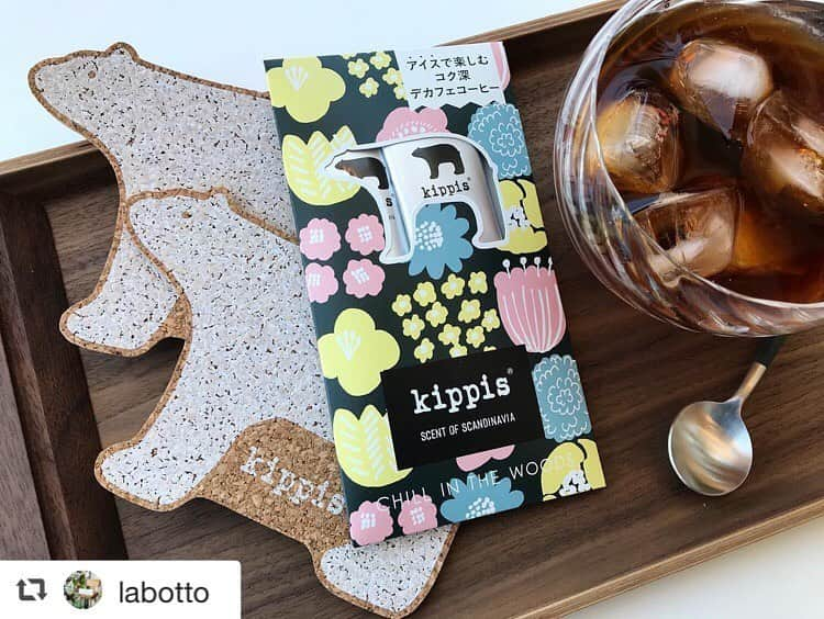 INIC coffeeさんのインスタグラム写真 - (INIC coffeeInstagram)「@repost @labotto カフェインを気にせずに飲める💕キッピスのアイスコーヒーにデカフェが出ました！ ・ 暑い日のアイスコーヒー🥤美味しいですよね〜♪ 飲むとスッキリするから、気がつけば1日に 何杯も飲んでいた…という人も多いのでは？ (実は私もその1人…🤣) ・ 1日6杯くらいまではOKと言われて ますが、やっぱりカフェインって 気になりますよね😭 ・ なるべくなら減らしたい！という方には、 カフェインを99.85%除去した kippis(キッピス)のデカフェが オススメです✨ ・ キッピスの北欧コーヒーは、 5秒で本格コーヒーという キャッチフレーズが付いているだけあって、 とにかくすぐ溶けます‼️ ・ 味もインスタントとは思えないほど 本格派なので、ギフトにも◎ ・ 今店頭では、キッピスのコーヒーと セットでしか買えない 「キッピスオリジナルコースターセット」 が人気です🎁 ・ 今週は30°C越えが続くそう… お世話になってるあの人にプチプレゼント にしてみてはいかがですか？ ・ @labotto インスタントなのに本格的♪デザインも可愛い北欧コーヒーKippis(キッピス)！ https://www.lab-livi.com/goods/44690/ ---------------------- Labotto Living Style 福島県郡山市並木2-1-1 TEL.024-995-5855 OPEN.10:00-18:00 CLOSE.水曜日 ----------------------- #kippis#キッピス #イニックコーヒー #iniccoffee #アイスコーヒー #コーヒーのある暮らし #アイスコーヒーの季節 #デカフェ #デカフェコーヒー #お家時間#おうちカフェ #家カフェ #プチプレゼント #簡単おやつ #コーヒー好き #コーヒー好きな人と繋がりたい #coffee #coffeetime #暮らしを楽しむ #カフェ好きな人と繋がりたい #福島#福島県#郡山#郡山市 #fukushima#koriyama #郡山カフェ #インテリアショップ #labotto#ラボット」6月9日 9時51分 - iniccoffee