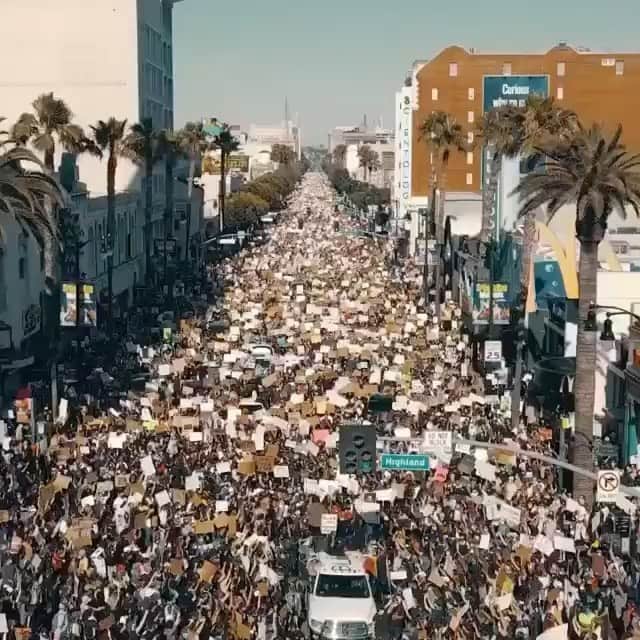 カーラ・デルヴィーニュのインスタグラム：「I’m proud to call both of these places home. Let’s keep our foot on the gas and continue to demand change. #BlackLivesMatter #DefundThePolice」