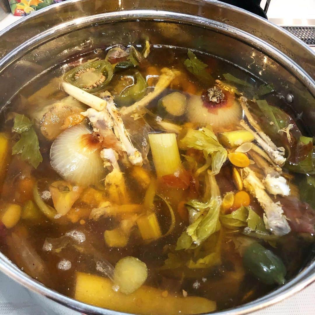 秋定麻紀子のインスタグラム：「全ての食材で最初から最後まで美味しくいただく。 魚介類、野菜、お肉の骨など。 切ったり下処理したり。 皮、芯、茎、種、根っこ。 捨てずに全てジップロック入れて冷凍庫へ。 ある程度たまったらベジブロススープを作ります。 なんかカッコいいオシャレなネーミングに聞こえるけど、普段捨ててしまう子たちを捨てずにダシを取るんです。 皮や茎や甲羅は栄養がたくさんあります。 それを最後までありがたく頂きましょう。 それがベジブロススープ。 誰でも作れます。 だって普段使って捨てているモノでダシ取るだけだから。 そのダシでスープを作ったり、カレーにしたり。 煮物、パスタソース、なんでも。 ダシも冷凍してストックして最後まで美味しく頂きます。 #ベジブロス #ベジブロススープ　 #残りものには福がある」