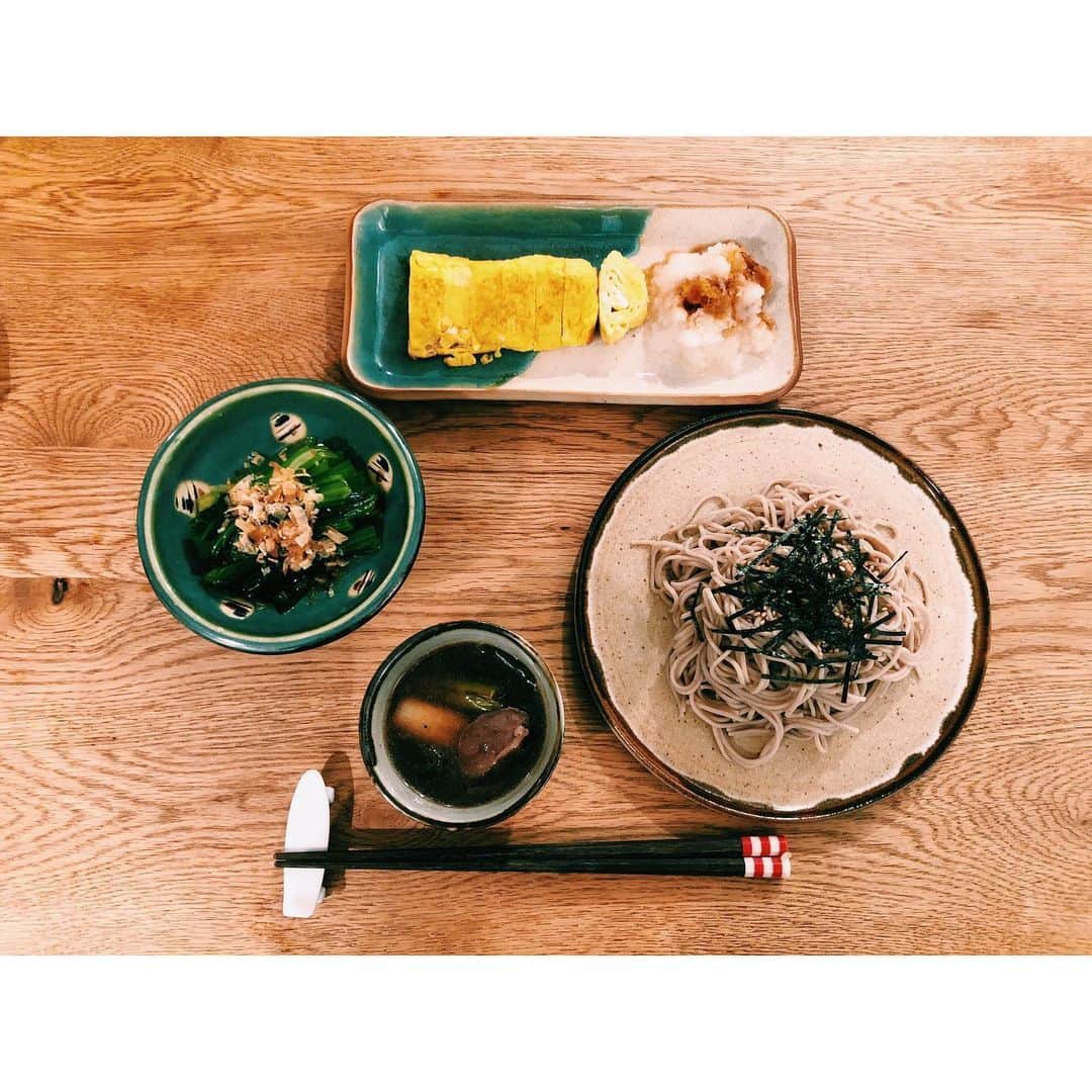 Saoriさんのインスタグラム写真 - (SaoriInstagram)「リモートレコーディングをした﻿ 「周波数」を昨日ラジオで初披露。﻿ どきどきでした。﻿ ﻿ Umbrella/Dropout/周波数﻿ の三曲入りのシングルは6.24に発売です。﻿ 聴いてね！ ﻿ ﻿ ・鴨南蛮つけそば﻿ ・卵焼き﻿ ・小松菜のお浸し﻿ ﻿ #夫の料理　#SEKAINOOWARI」6月9日 10時09分 - saori_fujisaki