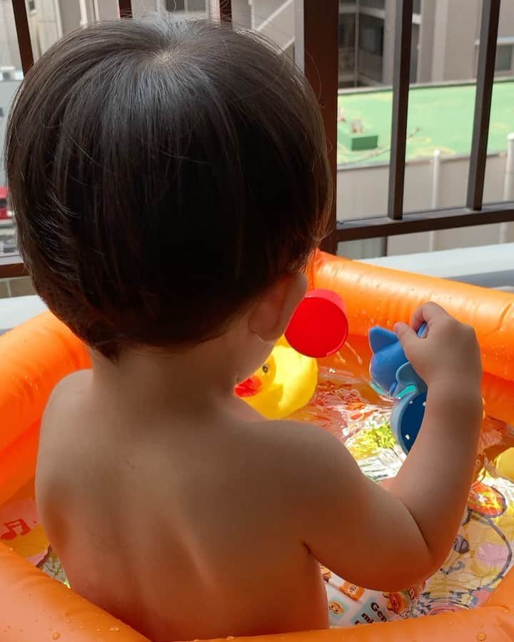 百千糸のインスタグラム：「本日プール開き^ - ^ 息子初のプール！泣かずに楽しんでいて良かった(^^)」