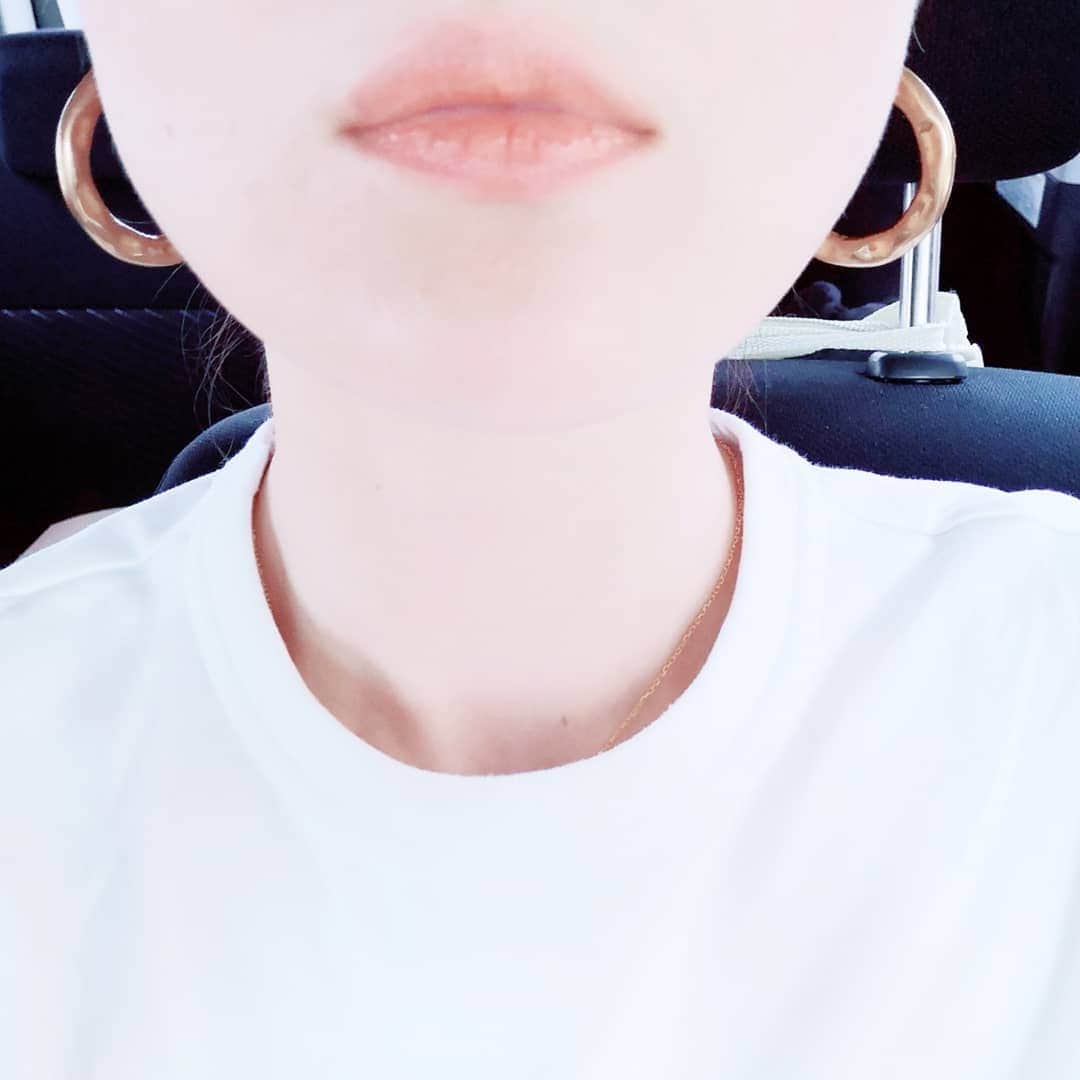 高橋絵美さんのインスタグラム写真 - (高橋絵美Instagram)「UNIQLOTシャツとBallseyのニットスカート⚫〇 . スリットが大人っぽい🍷かな💓 今日も友人から頂きましたLUNASOLのベージュニュアンスリップスEX1💄💓 ヌーディ感がたまらなーい✨ . 今日もがんばるぞっ👊 . #頂きものシリーズ #モノトーンコーデ #uniqlout  #ボールジィ」6月9日 10時16分 - emitakahashi0916