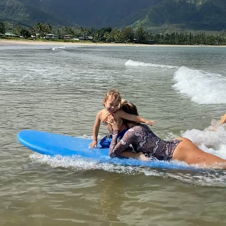 アラナ・ブランチャードのインスタグラム：「Happy world ocean day. Thank you for making life that much better. Ps Banks is trying to stand up here and I was laughing to hard I couldn’t lift him🤣 #worldoceansday」