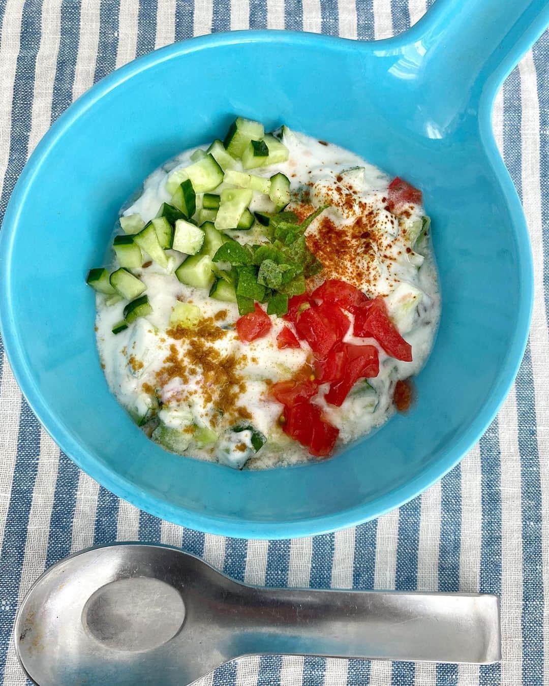 のインスタグラム：「🥒🍅 ライタというインドのヨーグルトサラダを教えて貰ったので作ってみた。 きゅうり、玉ねぎ、トマトを細かくサイコロ切りしてヨーグルトに塩とクミンシードでさっと和えてパプリカとクミンパウダーふってミントのせて完成。 この季節の朝にぴったり。  #ライタ #raita #रायता #インド料理 #クボタ食堂 #spice」