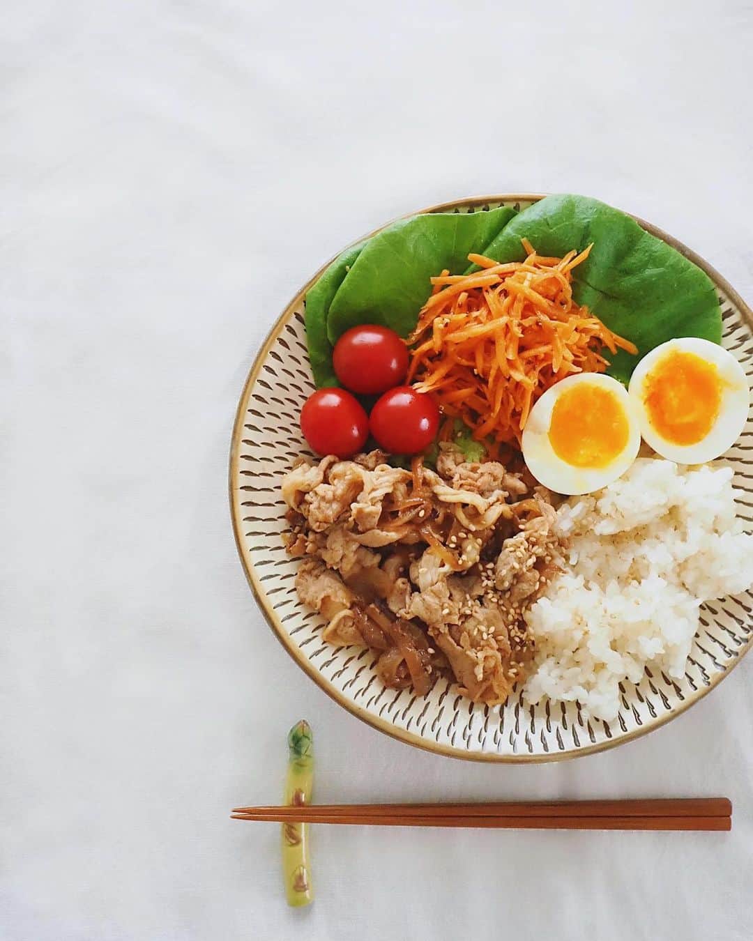 猪鼻ちひろのインスタグラム：「みなさんおはよう♡ 朝は簡単に生姜焼きワンプレート。 (薄いお肉で作ると美味しくできる〜◎) サラダ菜が4袋で100円だったと妹に話したら 「それだけは勝てる…1袋9円！」と言ってきて 負けたぁぁぁ〜ってなりました。 朝から甥っ子はご飯を一緒に楽しそうに作っていて、可愛かった♡ 「たまごパカってちたのぉ🥚」「ぐるぐるちたのよぉ」と 得意げに話してくれるのも嬉しいの (ほうれん草とツナの卵とじだそう) 妹がずっと「性別関係なく料理できるよう育って欲しいな〜」って言ってて、出来るときはいつも時間かけて一緒にやってるの。 素敵だなぁと思うし、とっても尊敬してる！ ぼくは、歯磨きもできるようになったよ👦🏻🧡 (拍手してね👏🏻) #毎日の日課 #テレビ電話 #拍手の要求 #メロオバ日記 #ちひろのごはん #ちひろkitchen」
