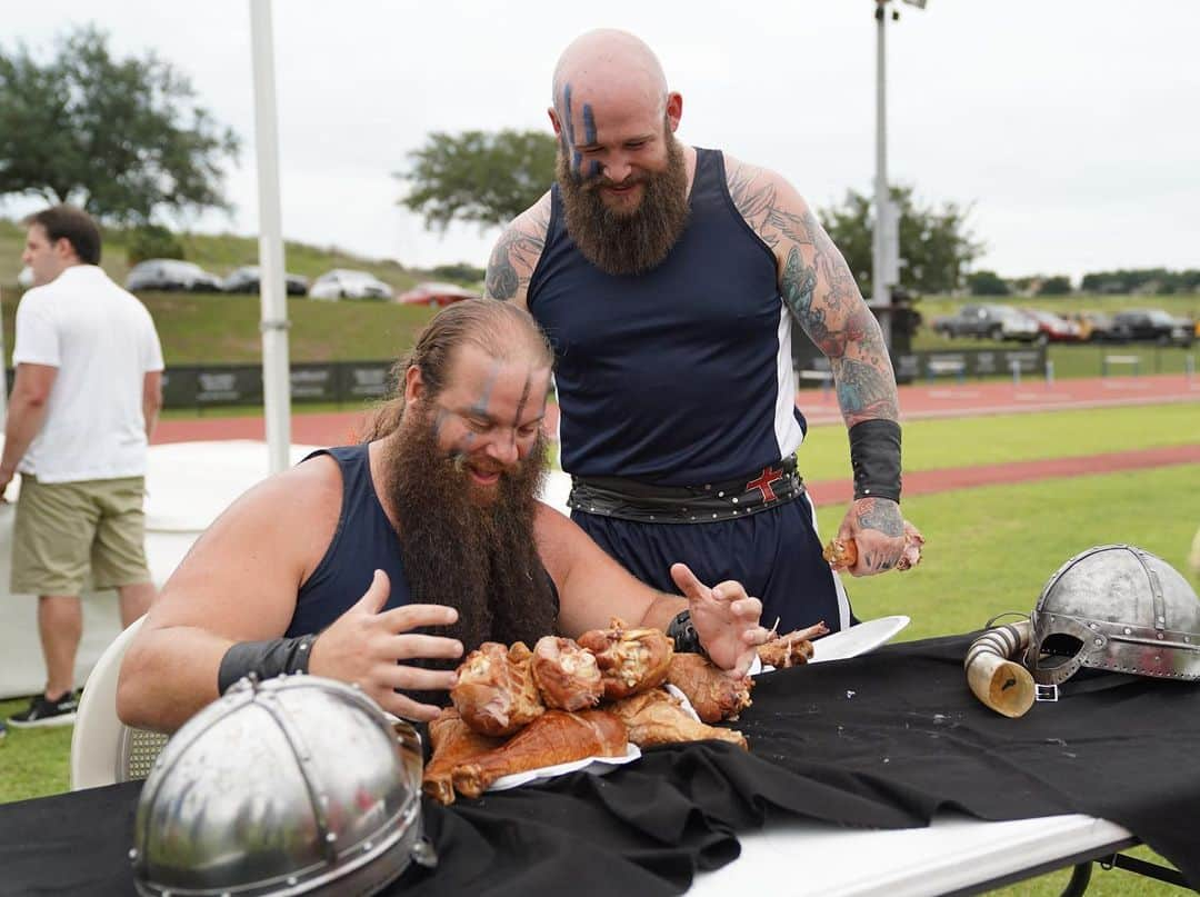 WWEさんのインスタグラム写真 - (WWEInstagram)「It was a very unique decathlon between the #VikingRaiders and #StreetProfits that ended in a tie! #WWERaw」6月9日 10時30分 - wwe