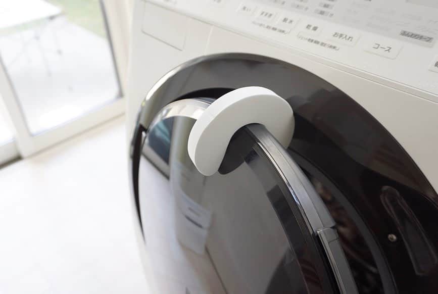 kao. さんのインスタグラム写真 - (kao. Instagram)「6/9 年末、洗濯機がついに壊れて新しくしたんです〜！ （半年前の話🤣） ・ 念願のヒートポンプ式✨ 今まで使ってた13年前のものとは違って使い心地も快適☺️ ・ ・ 庫内の湿気対策にキャンドゥのドアストッパーを付けました。  新しい洗濯機は前のものより扉が軽くて、 すぐ閉まっちゃうのが気になっていたけどこれで解消♩ ・ 洗濯中は横に引っ掛けしてます。 ・ ・ 洗濯機横は前と変わらず、 メッシュバッグには洗濯ネットを。 towerのバスブーツホルダーにマーナのバスブーツ・ブラシなどを収納。 ・ ・ 古い洗濯機は、 主婦初心者の頃から溜めた汚れが酷かったので諦めてしてなかったんですが、 今回は排水ホースに設置後すぐ！！ラップを巻いておきました。  半年経ちましたがホースに全く埃が溜まらないのできれいなままです✨ ・ ・ 窓には庭のユーカリを。 ここにグリーンを飾っておくと、 なんだか空間が爽やかになりお気に入り☺️🌿 ・ ・ 今日は、実はずいぶんサボっていた排水フィルターのお手入れをします〜💪！ ここのお手入れすごーく苦手😂💦 キッチンの水切りネットを付けるといいのかしら🤔 ・ ・ ・ #洗濯機周り#洗濯機購入#洗濯機横収納」6月9日 10時39分 - kao_kurashi