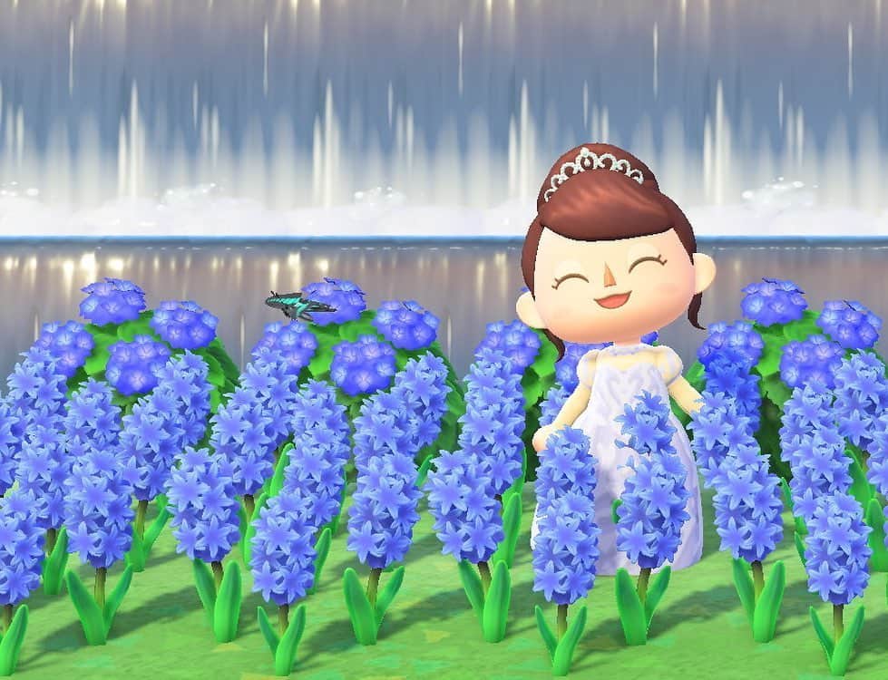 yumikatsuraのインスタグラム：「*﻿﻿﻿﻿﻿﻿﻿﻿﻿ 紫陽花やラベンダーの花と﻿ フォトウエディングをしてみたり。﻿ きらきら光る流れ星に願いを込めてみたり。﻿ ﻿ 豊かな自然はデザイナー桂由美の大切なインスピレーションの1つ♡﻿ ﻿ ﻿世界の皆さまの夢が叶いますように、﻿ という願いを込めて💍﻿ ﻿﻿ -------------------------﻿﻿﻿ ﻿﻿﻿ 6月はジューンブライド♡﻿﻿﻿﻿﻿ プレ花嫁さま応援企画第1弾✨﻿﻿﻿﻿﻿ ﻿﻿﻿﻿﻿ 大ヒット作「あつまれ！どうぶつの森」！﻿﻿﻿﻿﻿ ジューンブライドのイベントにあわせて﻿﻿﻿﻿﻿ ユミカツラもドレス作りにチャレンジしました♪﻿﻿﻿﻿﻿ ﻿﻿﻿﻿﻿ 憧れのユミカツラのドレスで、﻿﻿﻿﻿﻿ 可愛いどうぶつたちと﻿﻿﻿﻿﻿ 今話題のあつ森結婚式をあげてみませんか？﻿﻿﻿﻿﻿ ユミカツラオリジナルマイデザイン配布中です👗﻿﻿﻿﻿ ﻿﻿﻿﻿﻿ #あつ森YumiBrides のハッシュタグをつけて、﻿﻿﻿﻿﻿ 素敵なお写真を投稿してくださいね♡﻿﻿﻿﻿﻿ ユミカツラ公式Instagram Storiesで﻿﻿﻿﻿﻿ ご紹介させて頂きます💍﻿﻿﻿﻿﻿ ﻿﻿﻿﻿﻿ 新しいデザインも追加予定ですので﻿﻿﻿﻿﻿ @yumikatsurajapan 是非フォローして下さいね♪﻿﻿﻿﻿﻿ ﻿﻿﻿﻿ -------------------------﻿﻿﻿﻿﻿﻿﻿﻿﻿ ﻿﻿﻿﻿﻿ 花嫁さまの憧れ「ジューンブライド（June bride）」とは、古くからヨーロッパで「6月に結婚する花嫁は幸せになれる」とされる言い伝え。そんなジューンブライドにちなんで、6月はユミカツラより、プレ花嫁さまを応援する夢の詰まった特別企画を毎週お届けします♡﻿﻿﻿﻿﻿ 公式HP&インスタをチェックしてね！﻿﻿﻿﻿﻿ ﻿﻿﻿﻿﻿ -------------------------﻿﻿﻿﻿﻿ ﻿﻿﻿﻿﻿ .﻿﻿﻿﻿﻿﻿﻿﻿﻿ .﻿﻿﻿﻿﻿﻿﻿﻿﻿ .﻿﻿﻿﻿﻿﻿﻿﻿﻿ #yumikatsura #ユミカツラ #桂由美 #桂由美ドレス #YumiBrides #あつ森 #あつ森マイデザイン #あつ森写真部 #あつ森好きな人と繋がりたい #あつ森結婚式 #あつ森ジューンブライド #オンライン結婚式 #animalcrossing #animalcrossingnewhorizons #animalcrossingclothes #animalcrossingdress #animalcrossingjunewedding﻿﻿﻿﻿﻿ #Dressy花嫁 #おうち時間 #おうちじかん #おうち時間を楽しもう #nintendoswitch #どうぶつの森」