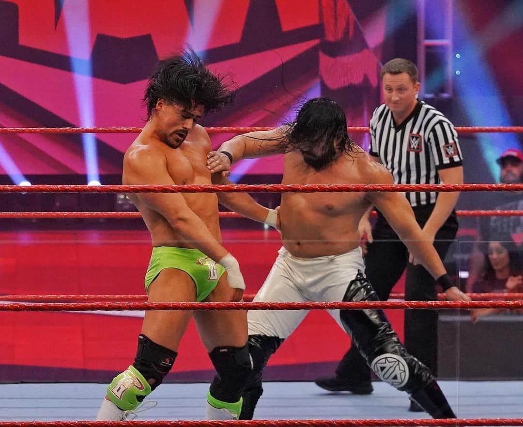 WWEさんのインスタグラム写真 - (WWEInstagram)「There were no allies in the #TripleThreat match as @andradealmas pinned @_garzajr and is now headed to #WWEBacklash to compete for the #USTitle! #WWERaw」6月9日 10時48分 - wwe