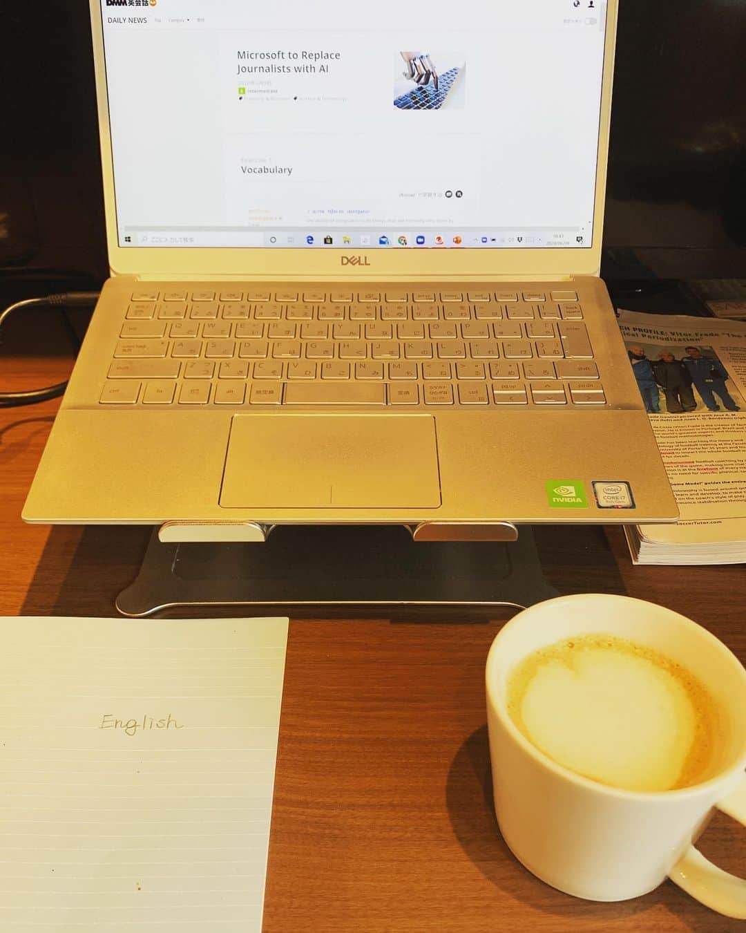 戸田和幸のインスタグラム：「今日も娘が作ってくれたカプカプを飲みながらまずは勉強から。 このルーティンのお陰で1日がパリッと始まり良いサイクルとなっています。 皆さん今日も良い一日を。 #愛娘  #カプチーノ  #ルーティン  #語学勉強  #必須」