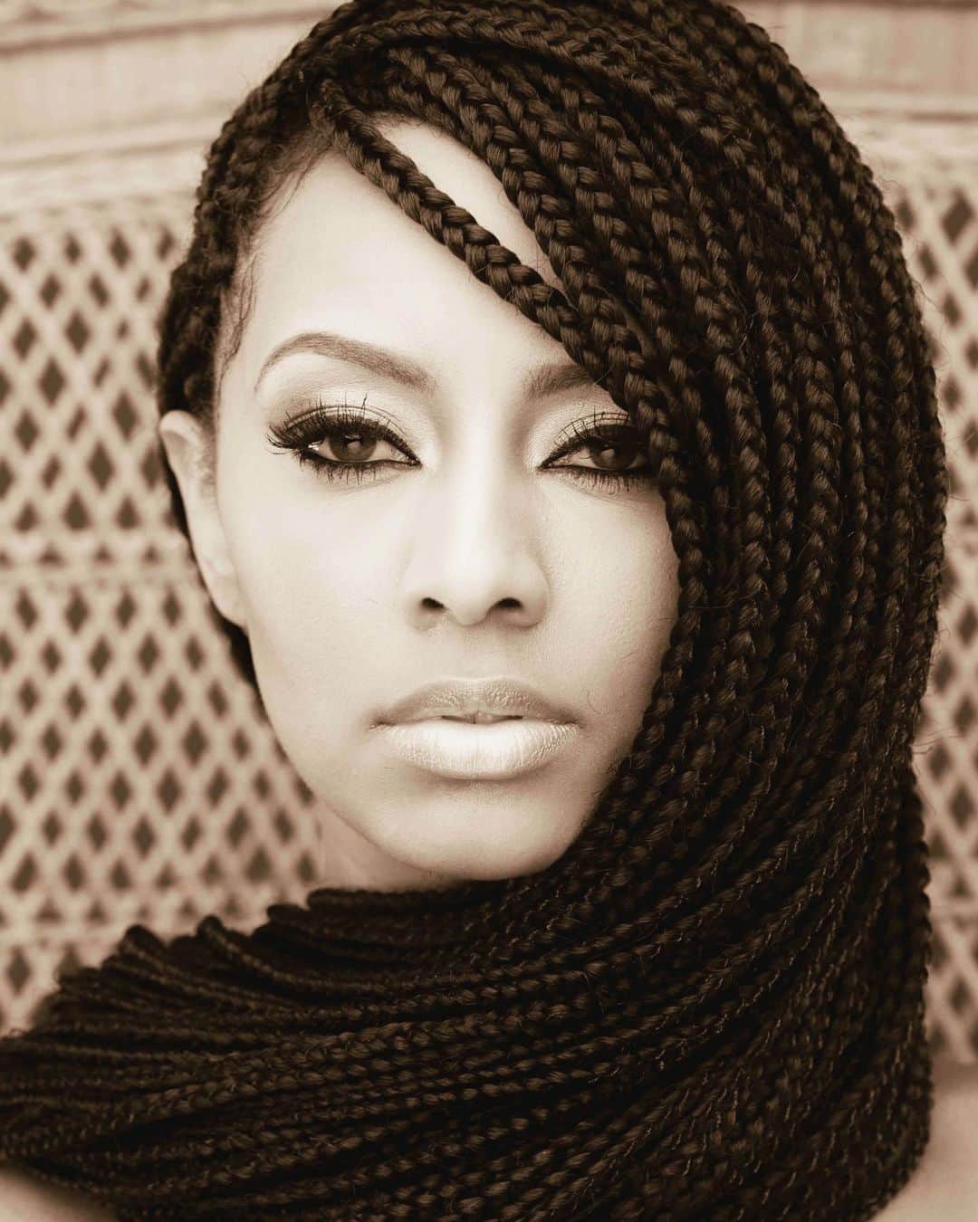 ケリー・ヒルソンのインスタグラム：「I am a BLACK WOMAN...We are BLACK WOMEN. We build. We don’t tear other black women down. We have felt the pain of being torn down for too long, and we have decided to be deliberate about building each other up. All too often, we find it easier to criticize each other. With all the negativity going around, let’s do something positive! 🖤  Upload 1 picture of yourself...only you. Then tag as many SISTERS to do the same. Thank you to all the beautiful black women who tagged me. 🖤 📷: #HannibalMatthews #blackwomen #blackwoman #blackandproud」