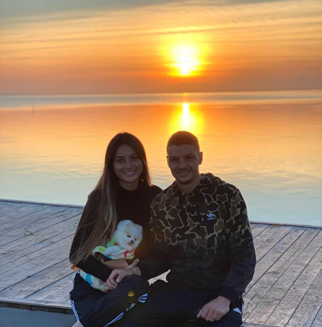 アンドレイ・ジロットのインスタグラム：「O amor é tão mágico que até o pôr do sol mais nublado vira o mais colorido quando estamos ao lado de quem amamos! Te amo muito meu amor ❤️#felizdoisanosdecasado #bodasdealgodao」