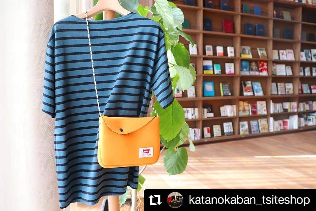 枚方T-SITEさんのインスタグラム写真 - (枚方T-SITEInstagram)「#Repost @katanokaban_tsiteshop • • • • • • 枚方 T-Site 蔦屋書店 SaintJamesからPIRIACのボーダーバージョンが入荷しています。 . ウェットスーツと同素材のサコッシュと合わせて、海を感じるサマーコーデはいかがですか🐠 . 【KatanoKaban】 Neoprene Sacoche Color : Orange . 【SAINT JAMES】 PIRIAC Color : Aber / Noir Size : T4 . Katano Kaban T-SITE SHOP 電話番号:072-807-7870 枚方T−SITE 4F 京阪 枚方市駅下車すぐ . #交野カバン#katanokaban #lll#lfl#l4l#likeforlike#like4like#japan#handmade#鞄#bag #かばん#手作り#original#日本製#madeinjapan#French#boatneck#ouessant #saintjames#セントジェームズ#osaka#大阪#枚方tsite#枚方#交野#tsite#マリン#tシャツ」6月9日 11時10分 - hirakata_tsite