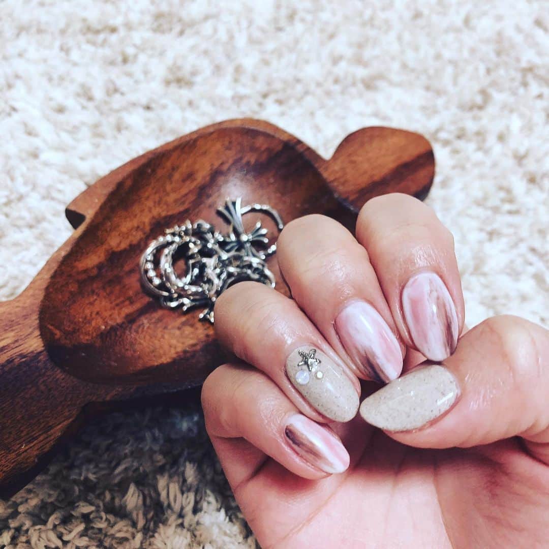 のインスタグラム：「私にしては珍しい夏っぽnail💅💗 おかわ〜 . . . #ネイル #海 #nail #夏 #summer  #ootd #codenate #cute #fashion #instagood #커플티 #남친룩 #팔로우 #선팔하면맞팔 #뷰스타그램 #instagood #fff #l4like #travel #beauty #naildesign #sandnail #sea」