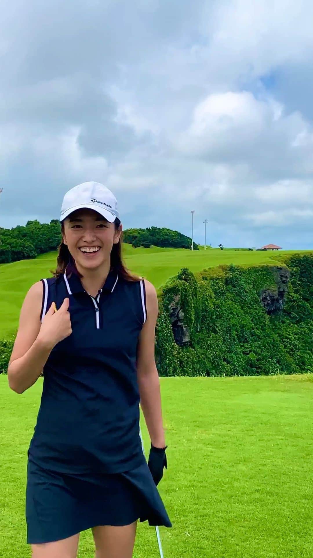 夏美のインスタグラム：「結果は・・・⁉️⁉️ (風の音うるさくてすみません🙏💦) ＊ ティーチングプロの夫と　#サザンリンクスゴルフクラブ を回って来ました🏌️‍♀️⛳️ ＊ ＊ 結果は… 真ん中の飛び出た地面に届いた‼︎‼︎😳 と思ったら右にコロコロコロ OB😂 ＊ ＊  #ゴルフ　 #golf  #golfswing  #ドライバー  #ドライバーショット #ドライバーショット動画  #沖縄ゴルフ　 #沖縄ゴルフ練習場  #夏美の沖縄ゴルフ　 #southernlinksgolfclub」